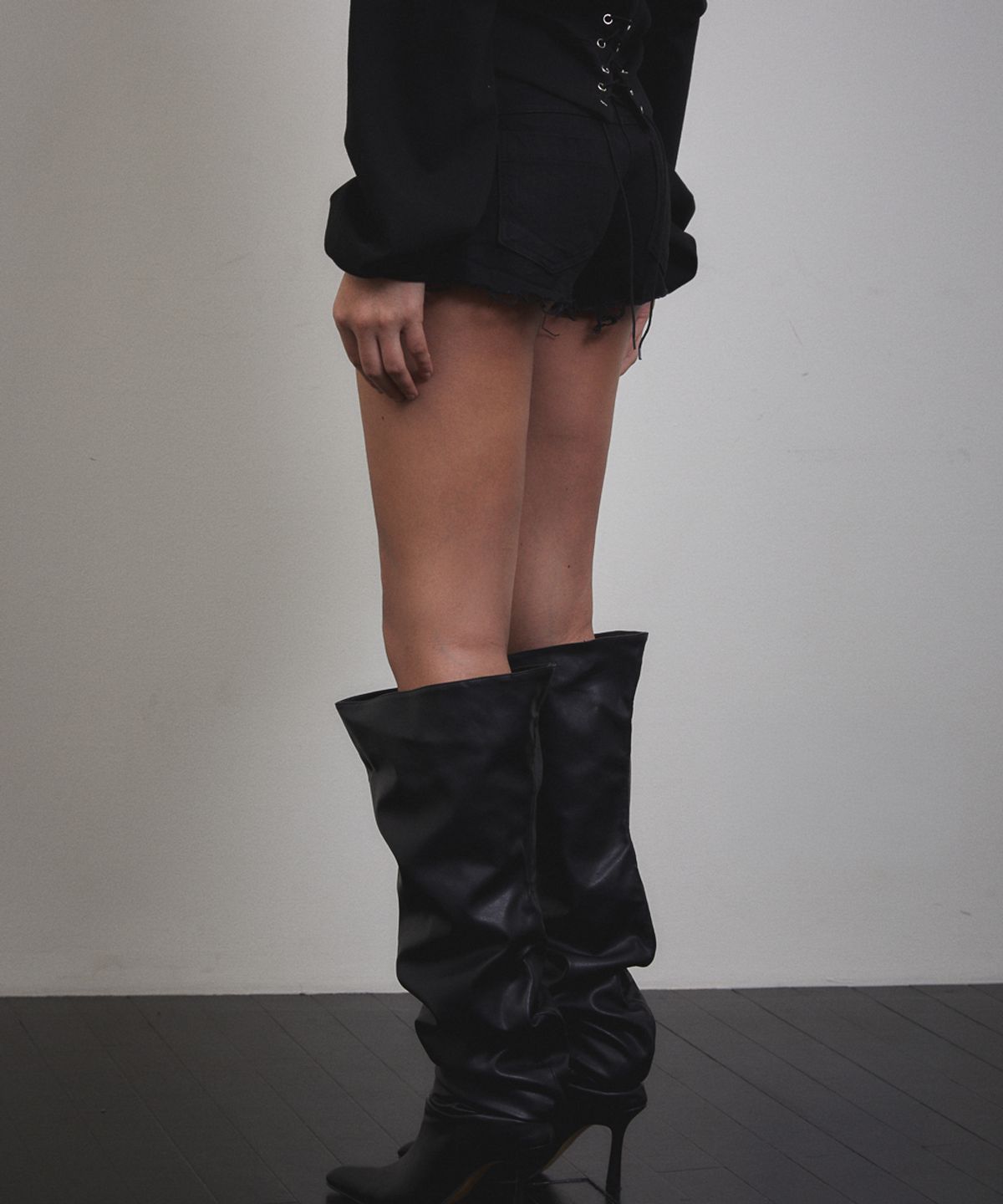 분트(VOONT) Eyelet Buckle Micro Shorts (BLACK)