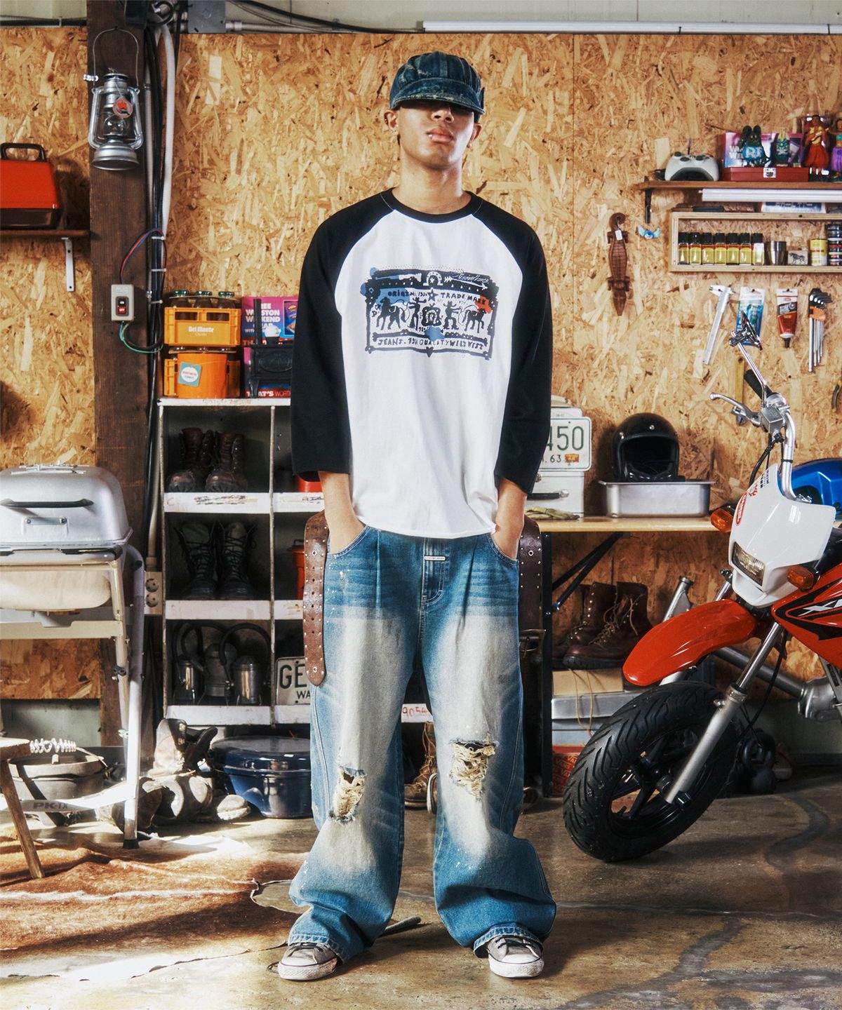 더바이닐하우스(THEVINYLHOUSE) COWBOY PICTOGRAM RAGLAN LS TEE WHITE