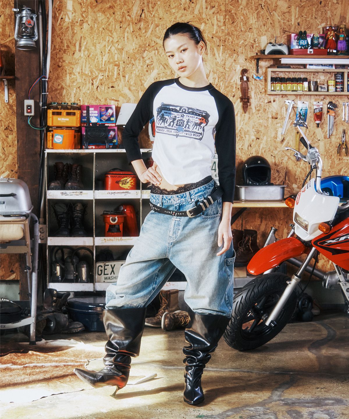 더바이닐하우스(THEVINYLHOUSE) COWBOY PICTOGRAM RAGLAN LS TEE WHITE