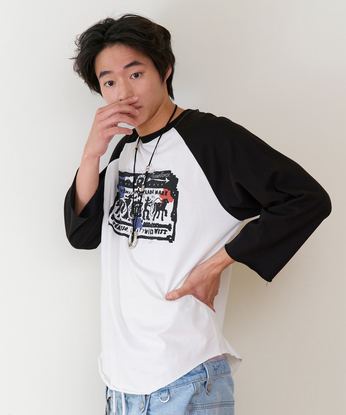 더바이닐하우스(THEVINYLHOUSE) COWBOY PICTOGRAM RAGLAN LS TEE WHITE