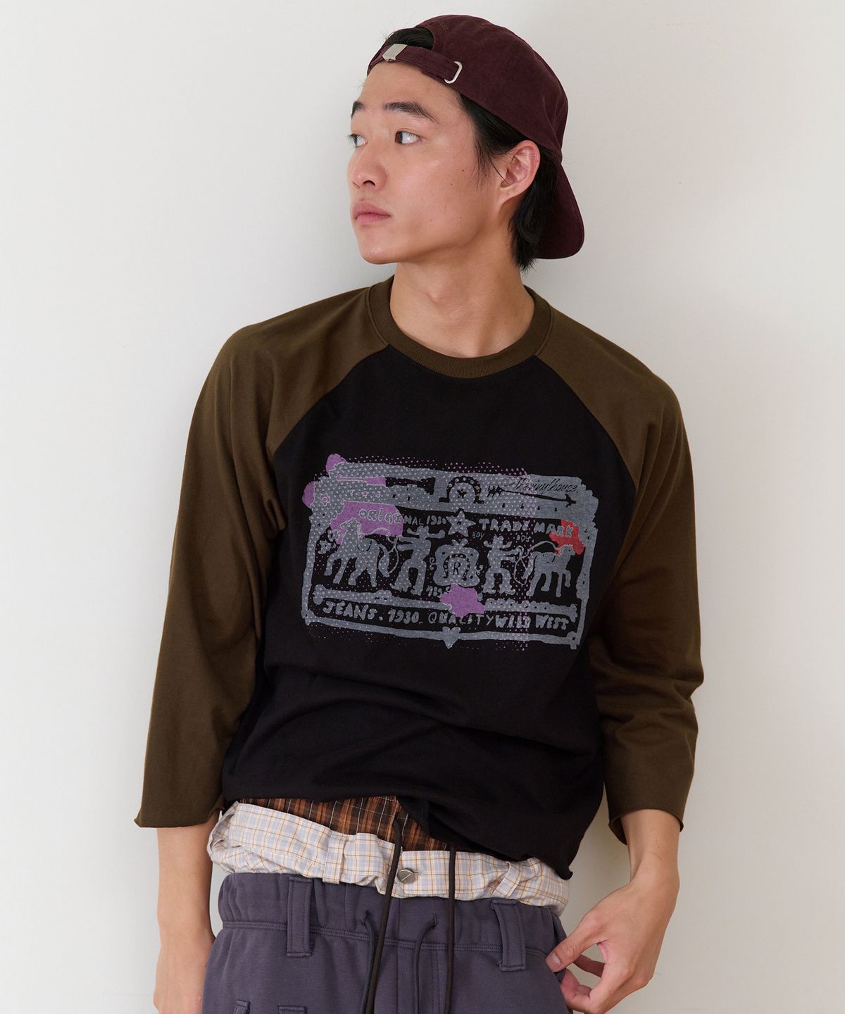 더바이닐하우스(THEVINYLHOUSE) COWBOY PICTOGRAM RAGLAN LS TEE KHAKI