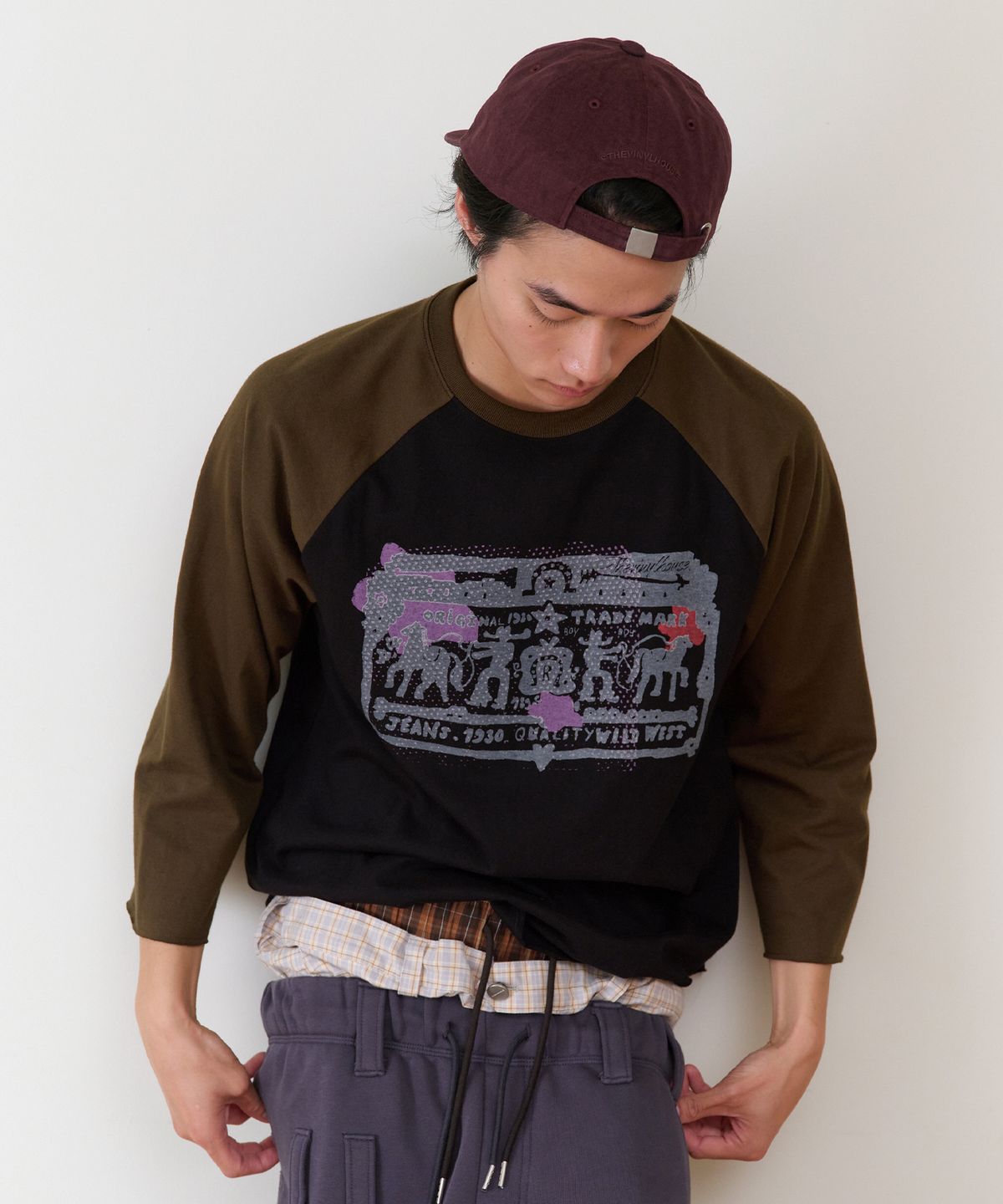 더바이닐하우스(THEVINYLHOUSE) COWBOY PICTOGRAM RAGLAN LS TEE KHAKI