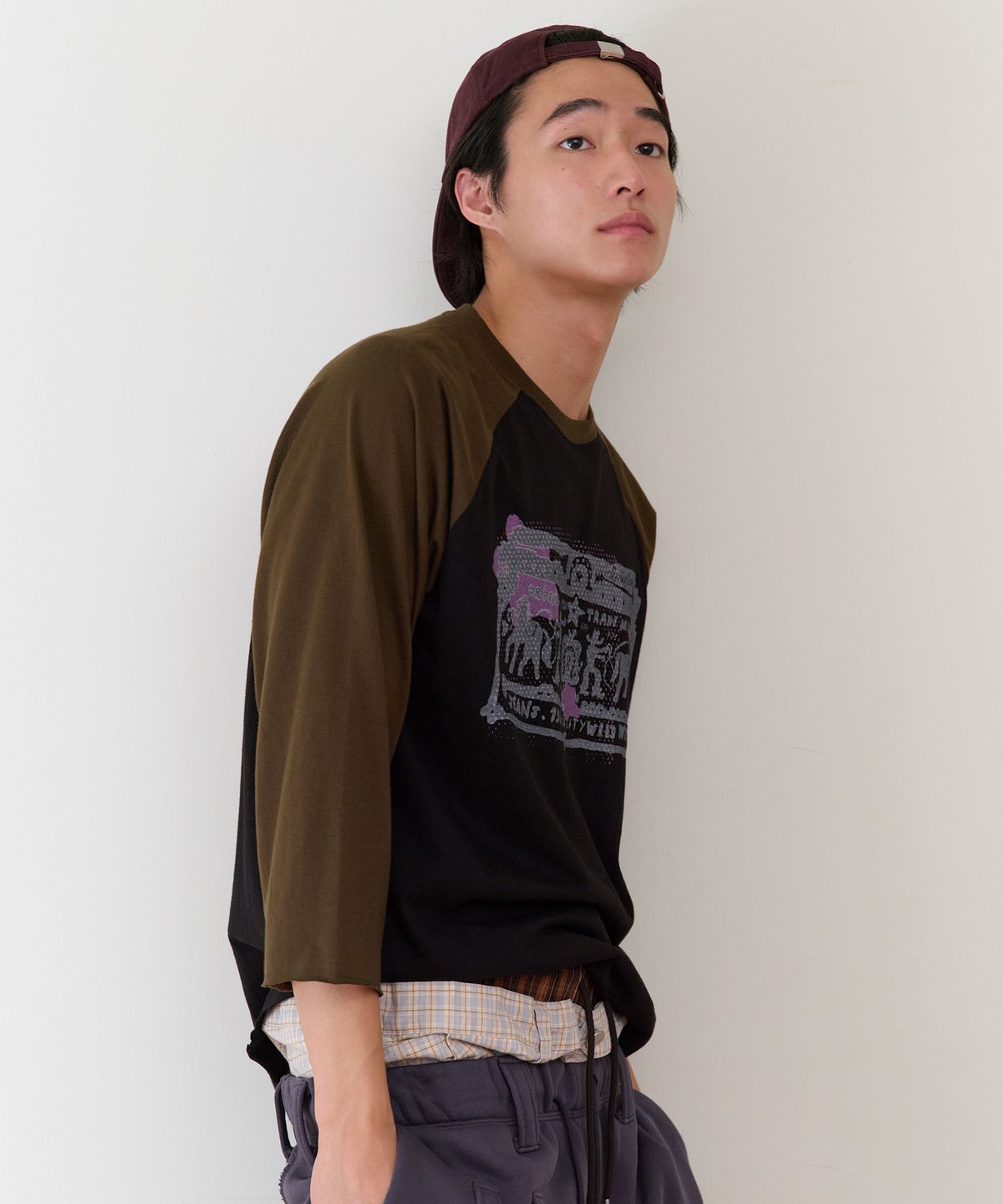 더바이닐하우스(THEVINYLHOUSE) COWBOY PICTOGRAM RAGLAN LS TEE KHAKI