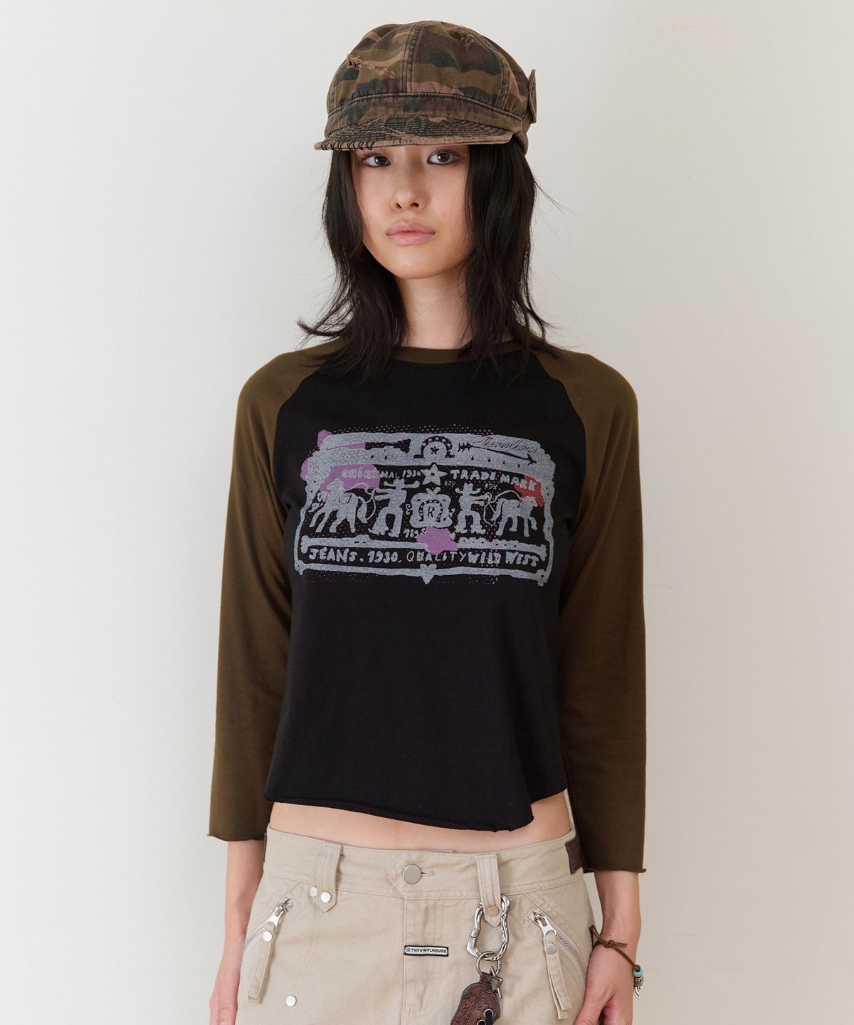 더바이닐하우스(THEVINYLHOUSE) COWBOY PICTOGRAM RAGLAN LS TEE KHAKI
