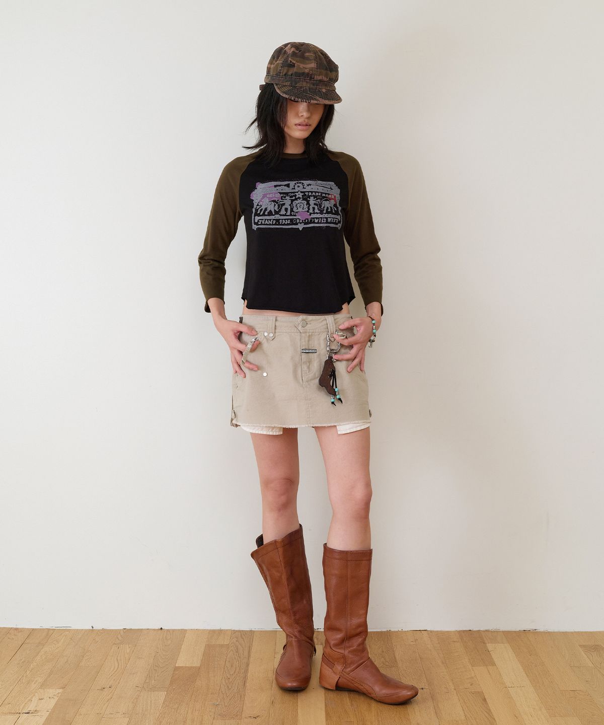 더바이닐하우스(THEVINYLHOUSE) COWBOY PICTOGRAM RAGLAN LS TEE KHAKI