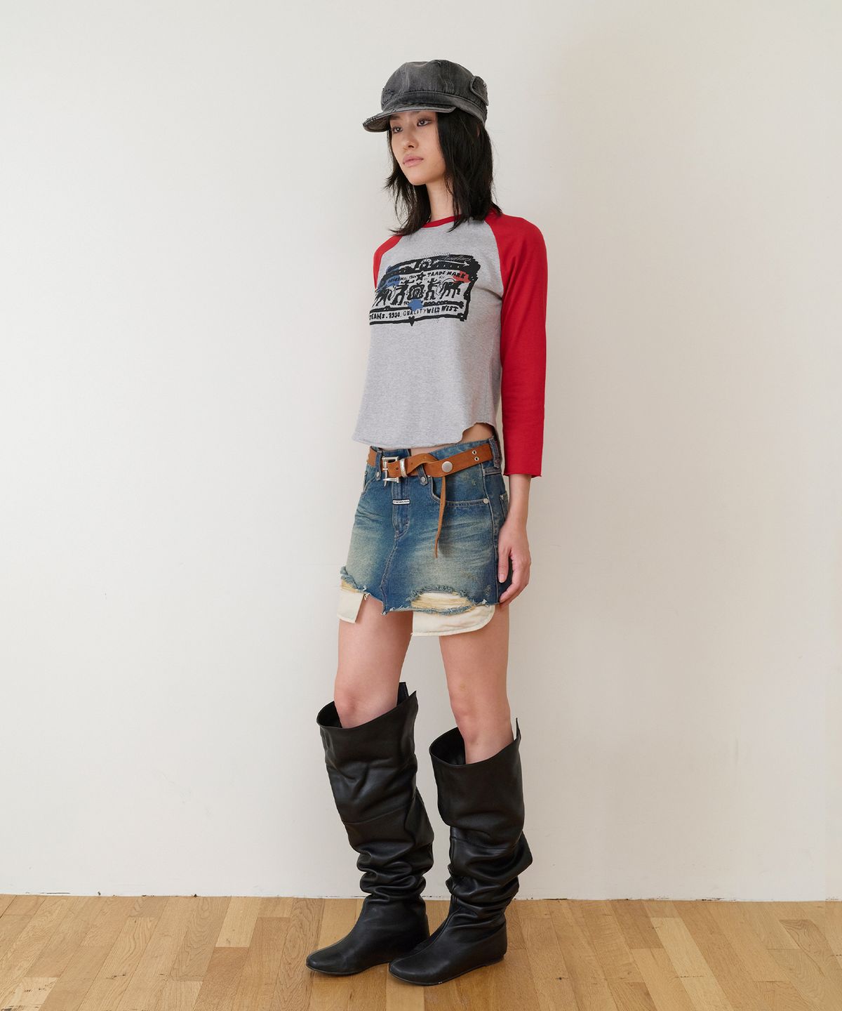 더바이닐하우스(THEVINYLHOUSE) COWBOY PICTOGRAM RAGLAN LS TEE RED