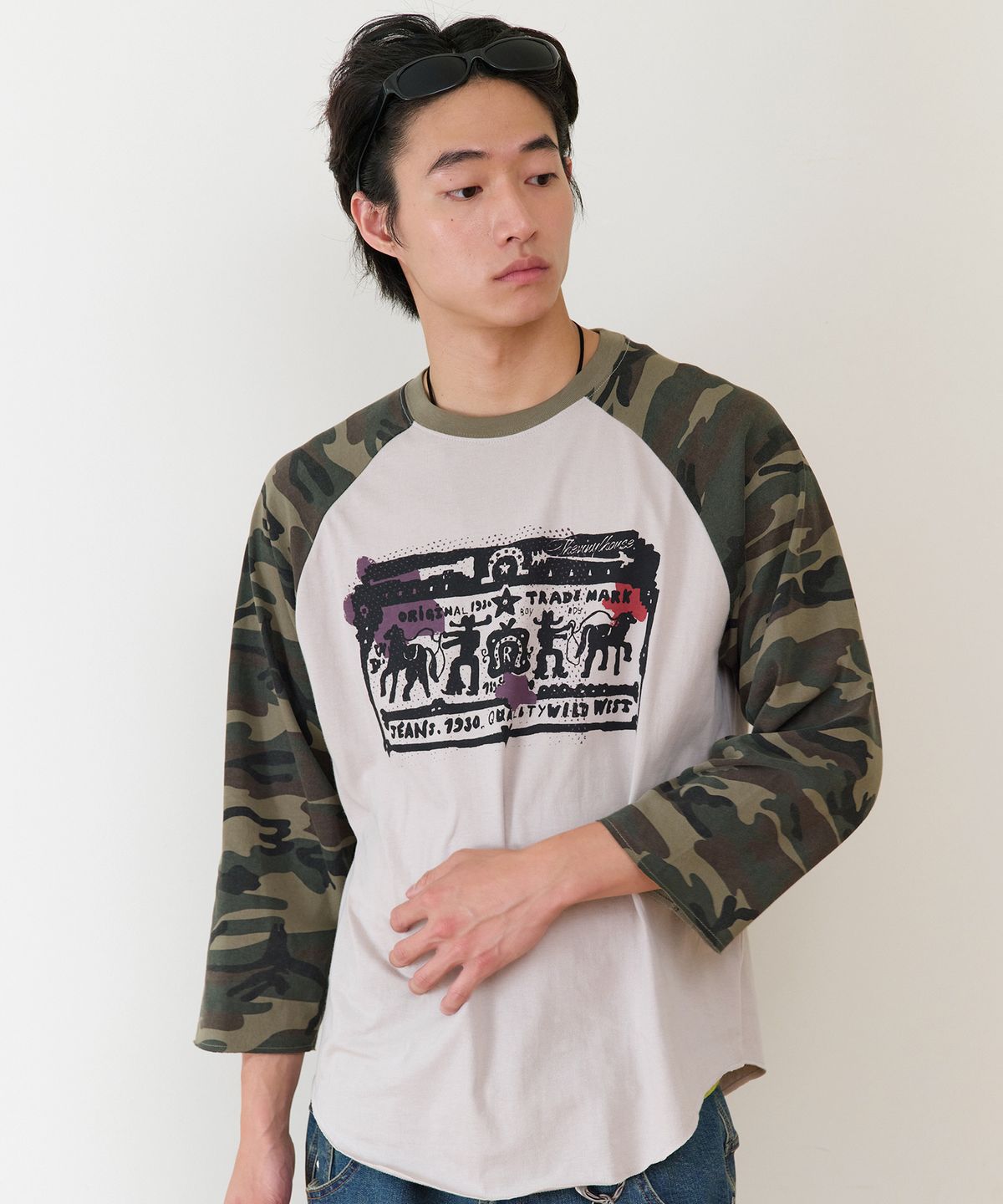 더바이닐하우스(THEVINYLHOUSE) COWBOY PICTOGRAM RAGLAN LS TEE CAMO