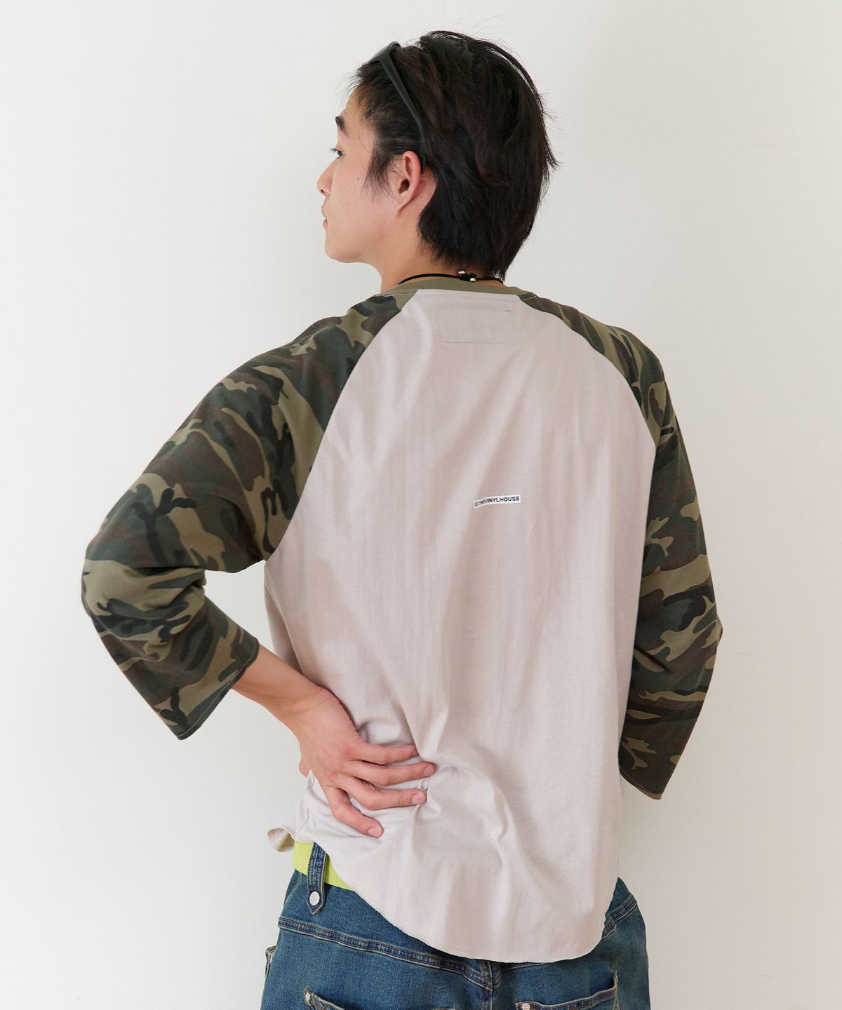 더바이닐하우스(THEVINYLHOUSE) COWBOY PICTOGRAM RAGLAN LS TEE CAMO
