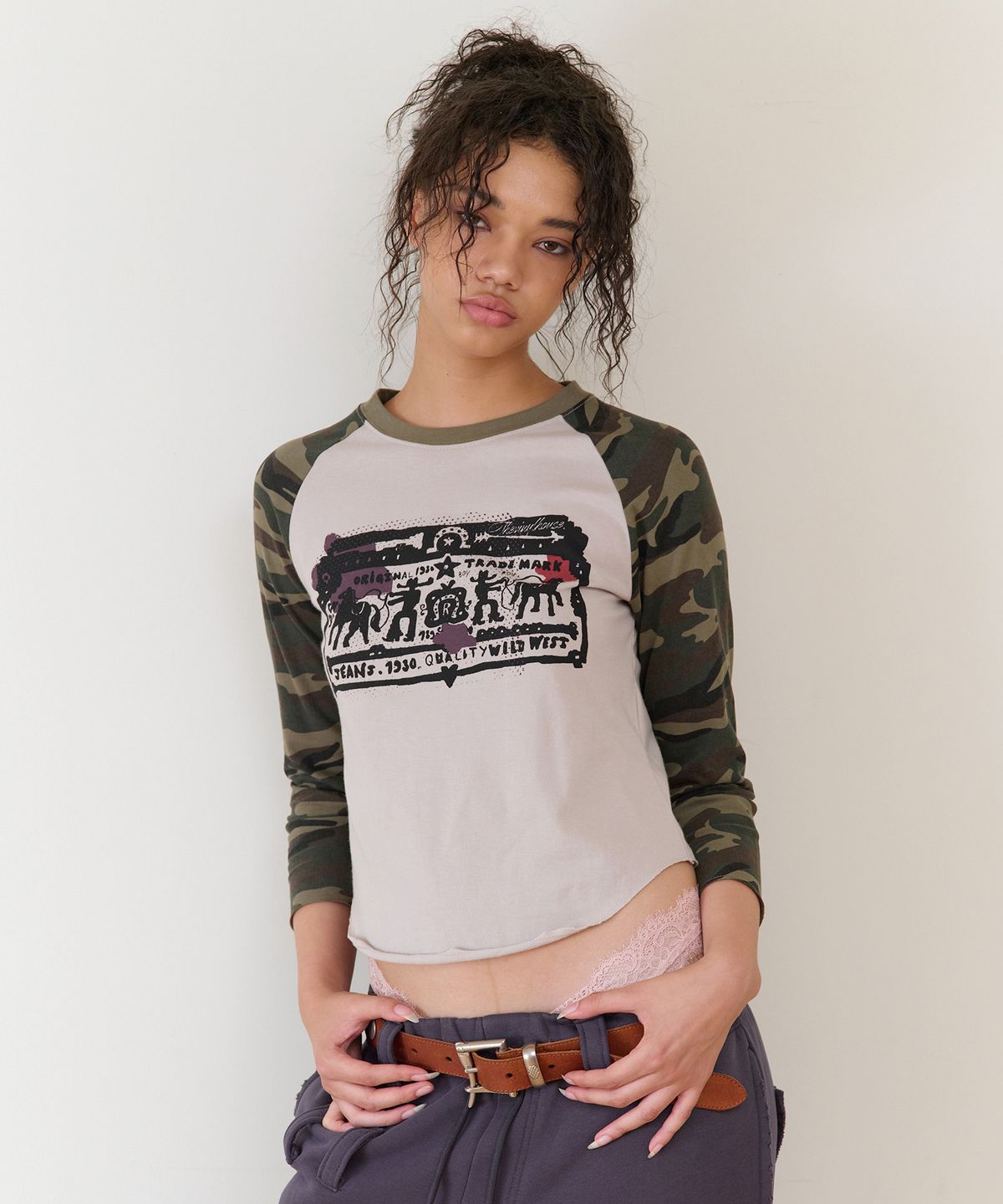 더바이닐하우스(THEVINYLHOUSE) COWBOY PICTOGRAM RAGLAN LS TEE CAMO