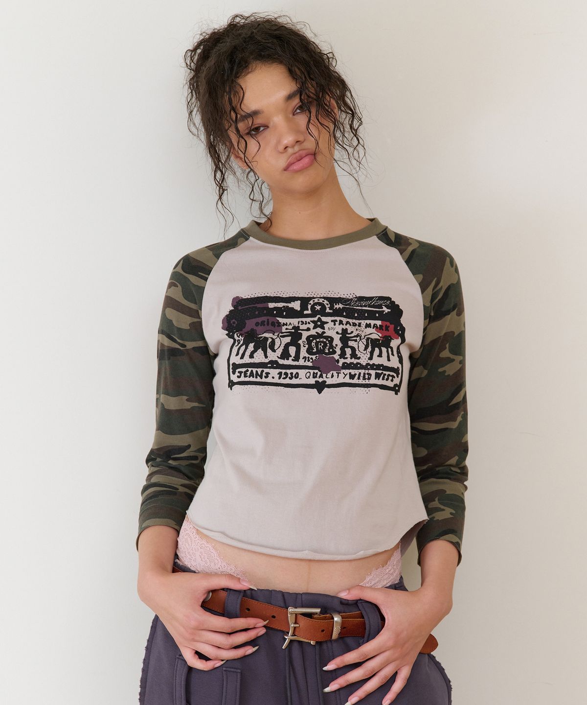 더바이닐하우스(THEVINYLHOUSE) COWBOY PICTOGRAM RAGLAN LS TEE CAMO
