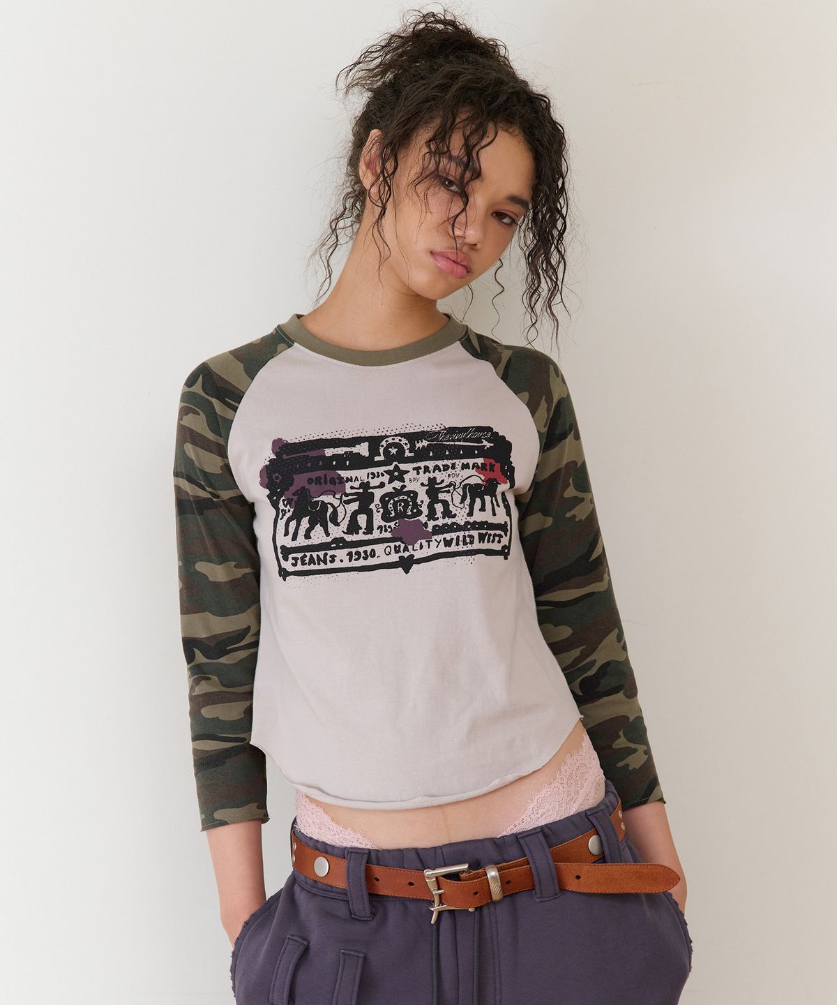 더바이닐하우스(THEVINYLHOUSE) COWBOY PICTOGRAM RAGLAN LS TEE CAMO