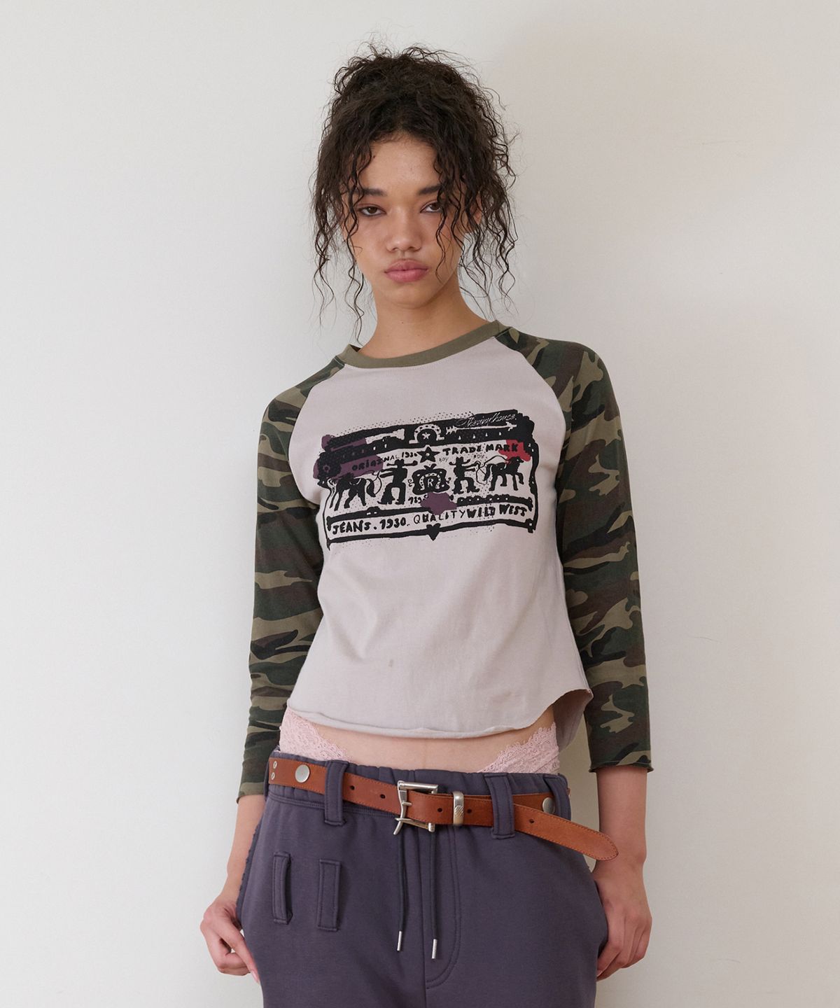 더바이닐하우스(THEVINYLHOUSE) COWBOY PICTOGRAM RAGLAN LS TEE CAMO