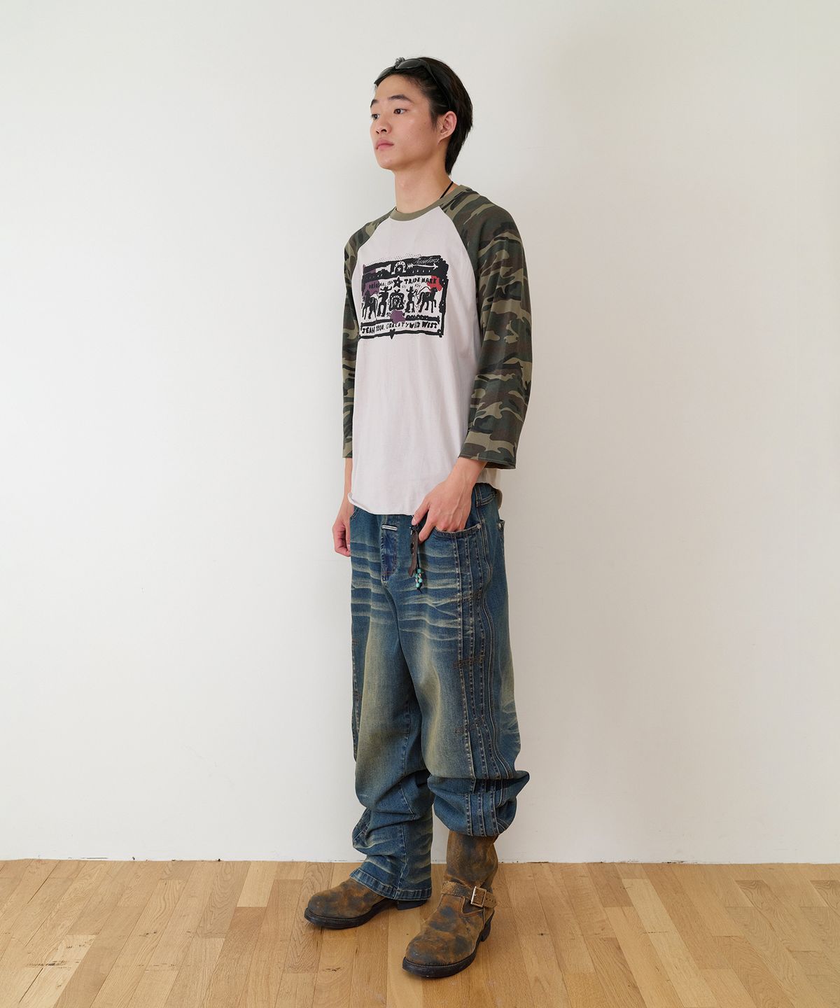 더바이닐하우스(THEVINYLHOUSE) COWBOY PICTOGRAM RAGLAN LS TEE CAMO