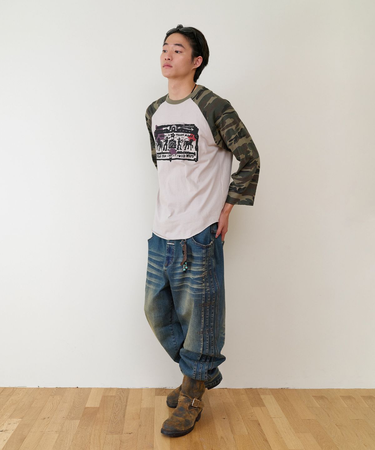 더바이닐하우스(THEVINYLHOUSE) COWBOY PICTOGRAM RAGLAN LS TEE CAMO