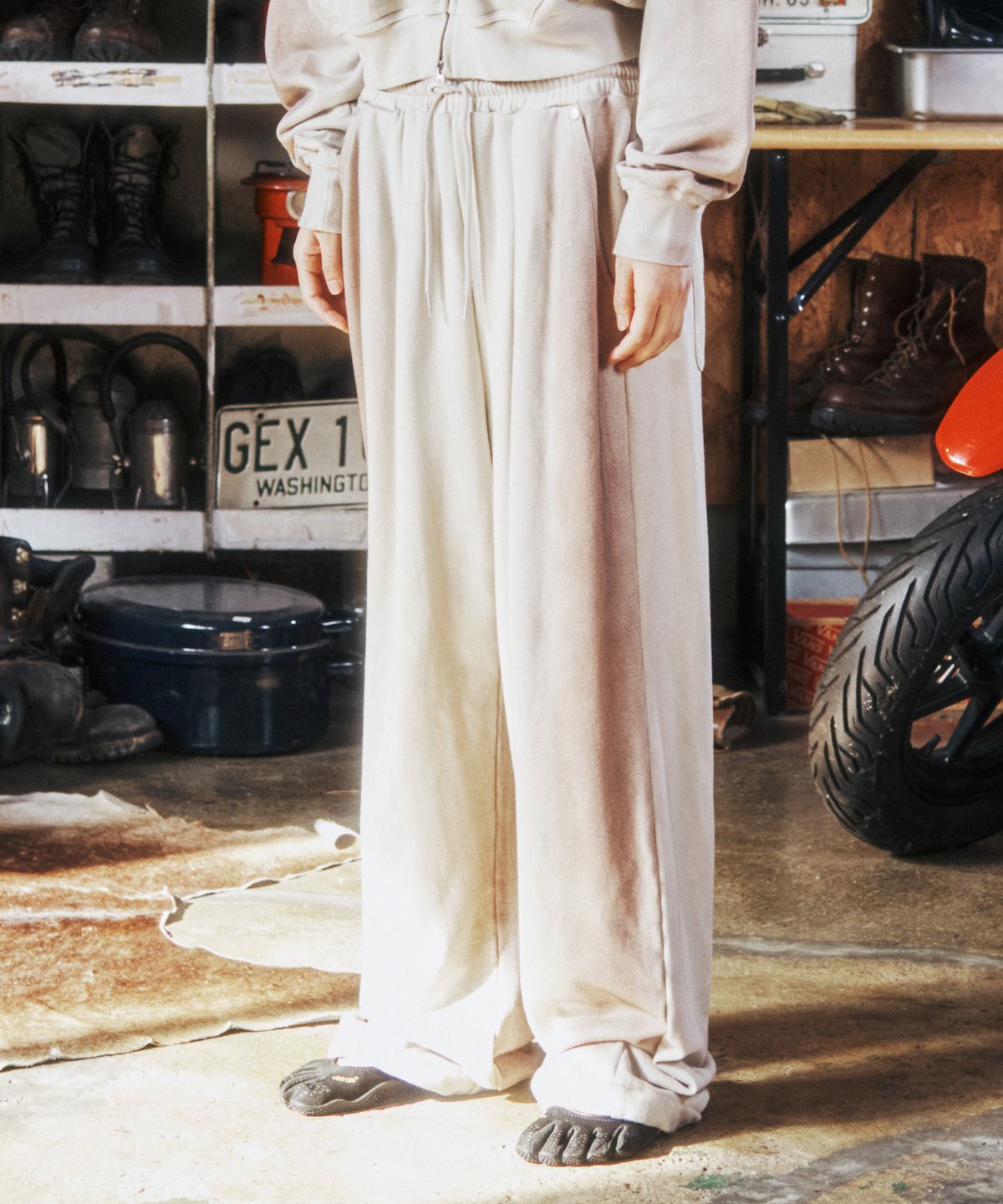 더바이닐하우스(THEVINYLHOUSE) DYED SWEAT PANTS BEIGE
