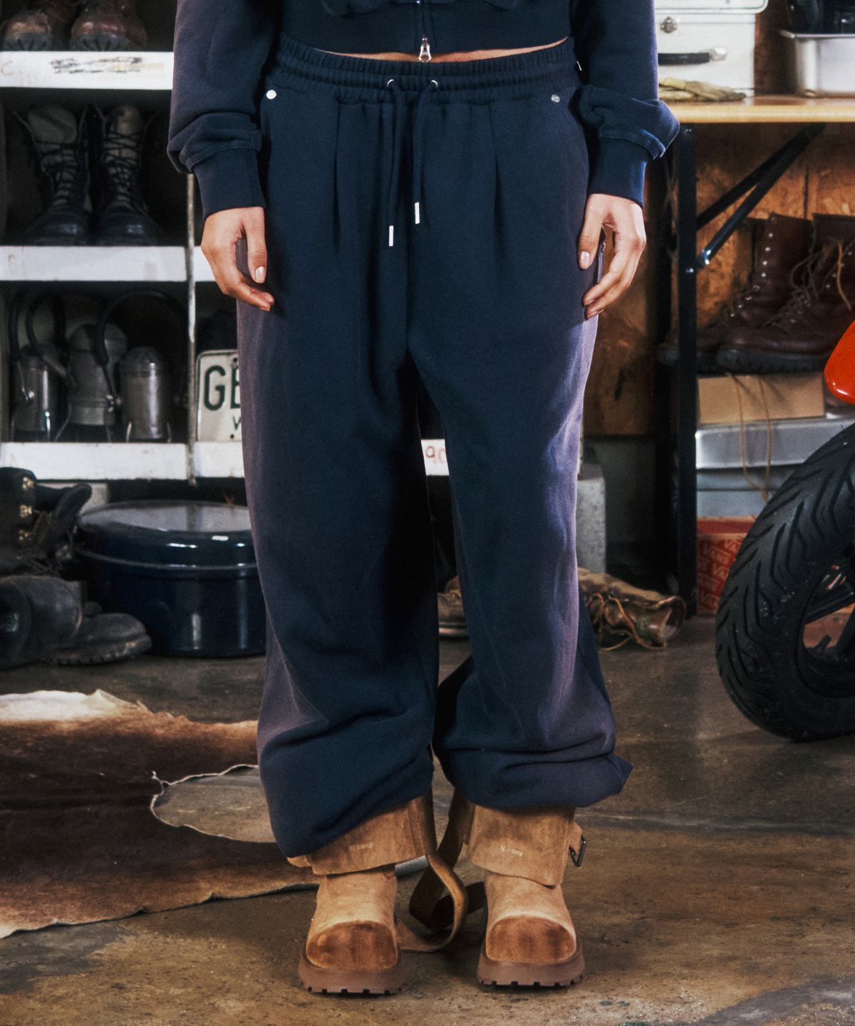 더바이닐하우스(THEVINYLHOUSE) DYED SWEAT PANTS NAVY
