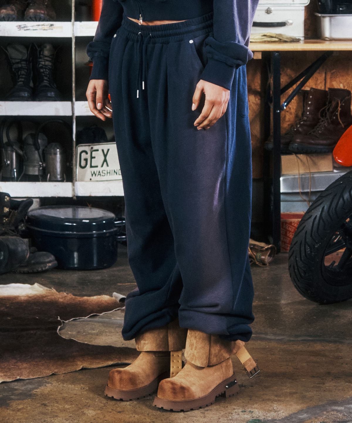 더바이닐하우스(THEVINYLHOUSE) DYED SWEAT PANTS NAVY