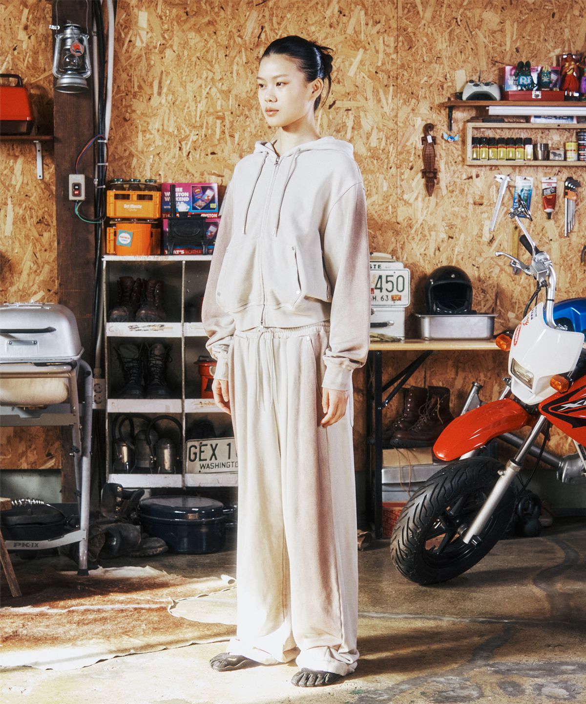 더바이닐하우스(THEVINYLHOUSE) DYED CROP HOODIE ZIP-UP(W) BEIGE