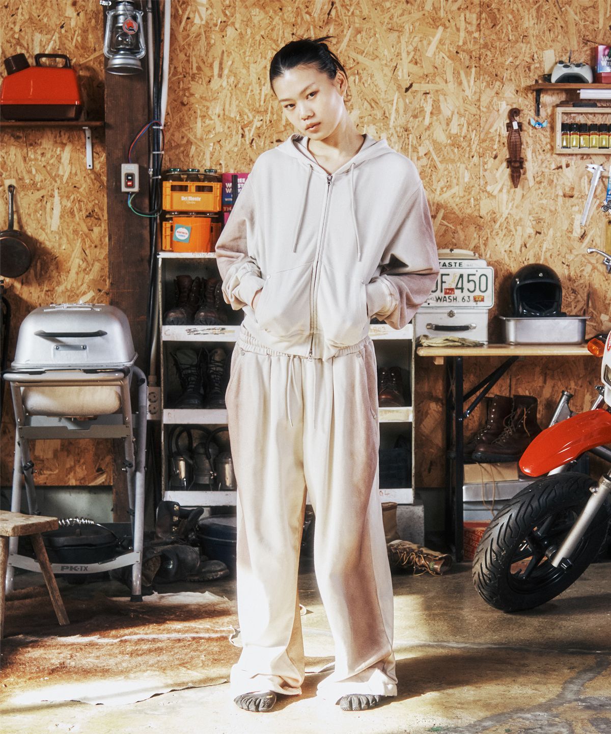 더바이닐하우스(THEVINYLHOUSE) DYED CROP HOODIE ZIP-UP(W) BEIGE