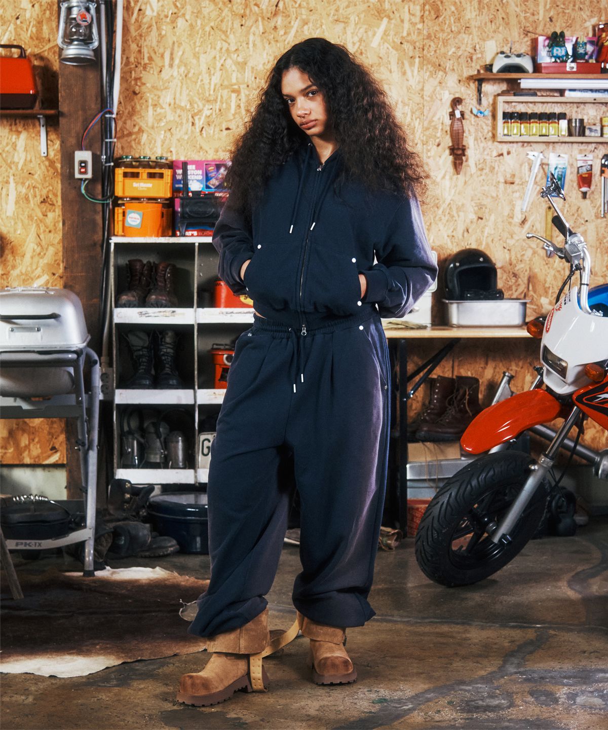 더바이닐하우스(THEVINYLHOUSE) DYED CROP HOODIE ZIP-UP(W) NAVY