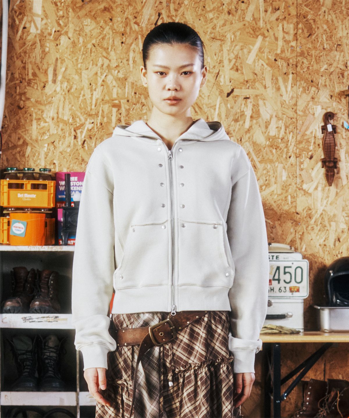 더바이닐하우스(THEVINYLHOUSE) STUDDED FULL ZIP-UP HOODIE (W) BEIGE