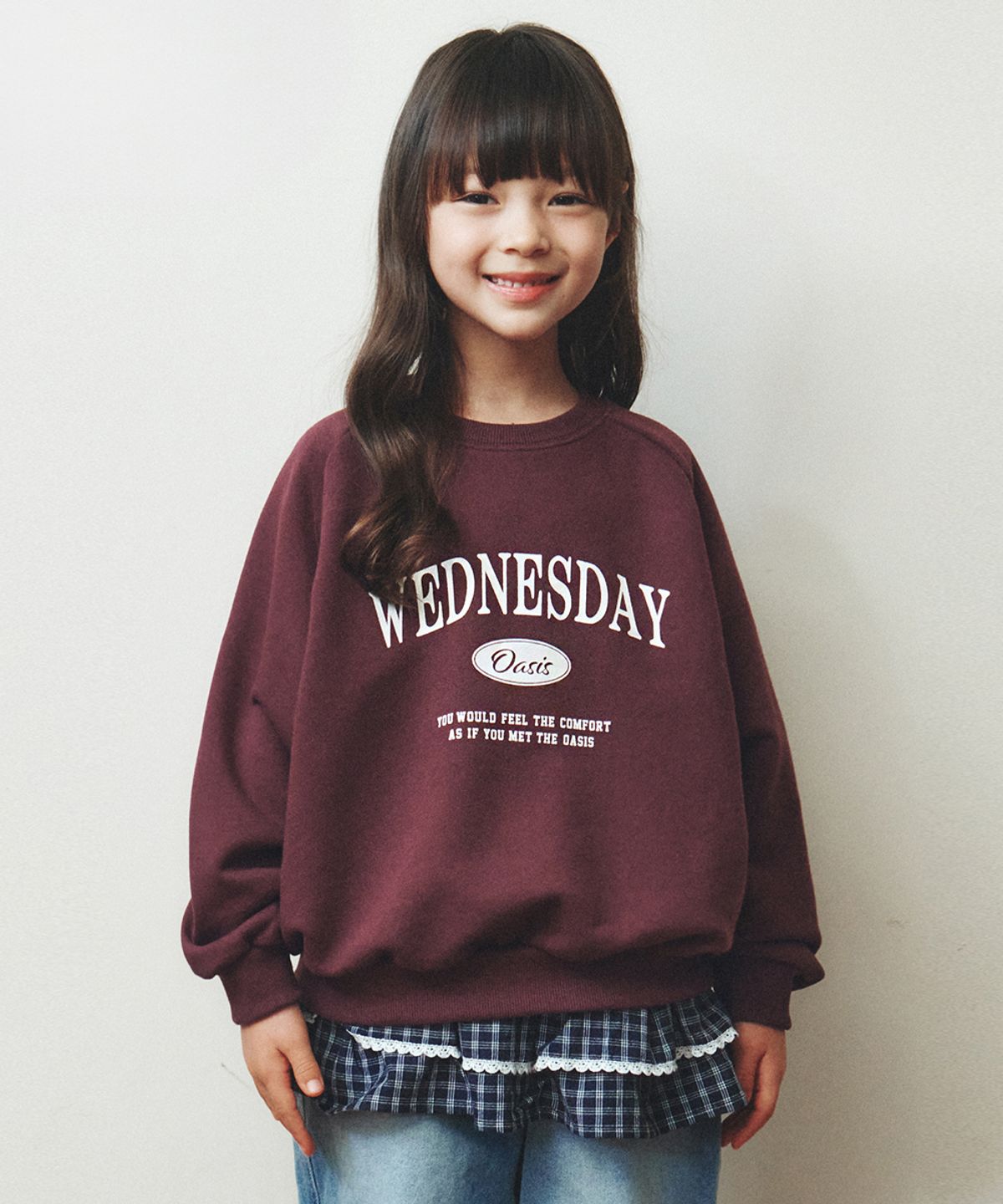 웬즈데이오아시스 키즈(WEDNESDAYOASIS KIDS) [Kids]시그니처 레글런 맨투맨_WINE(W26TP19)