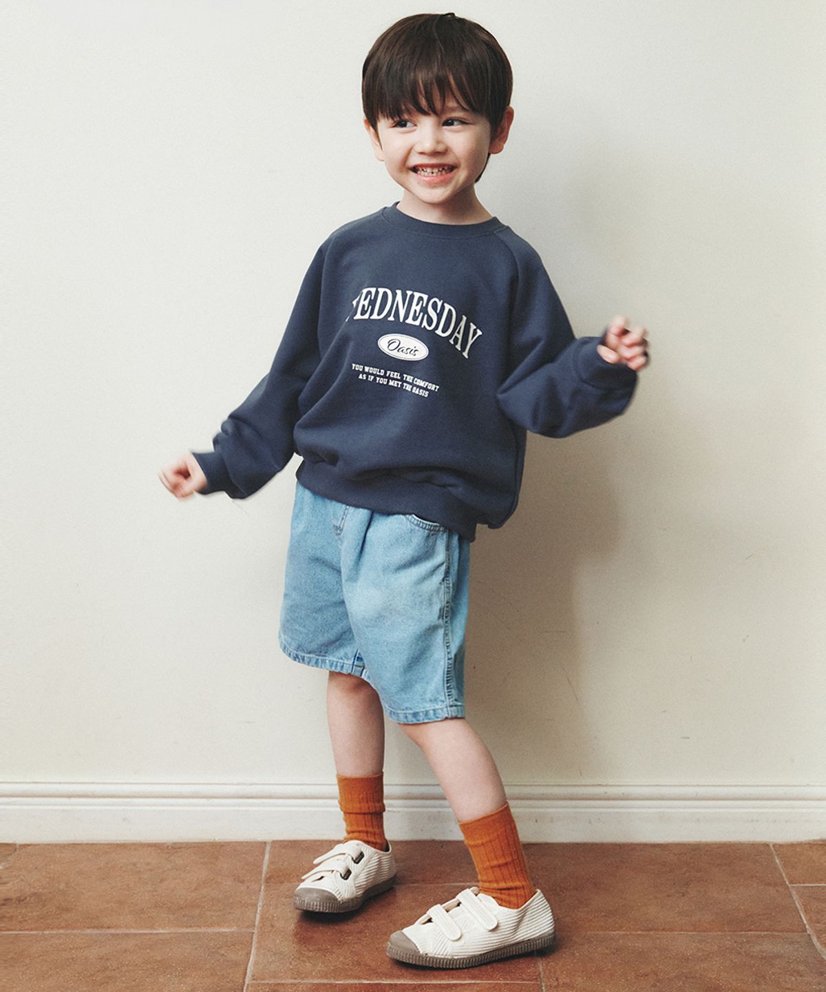 웬즈데이오아시스 키즈(WEDNESDAYOASIS KIDS) [Kids]시그니처 레글런 맨투맨_DEEP BLUE(W26TP19)