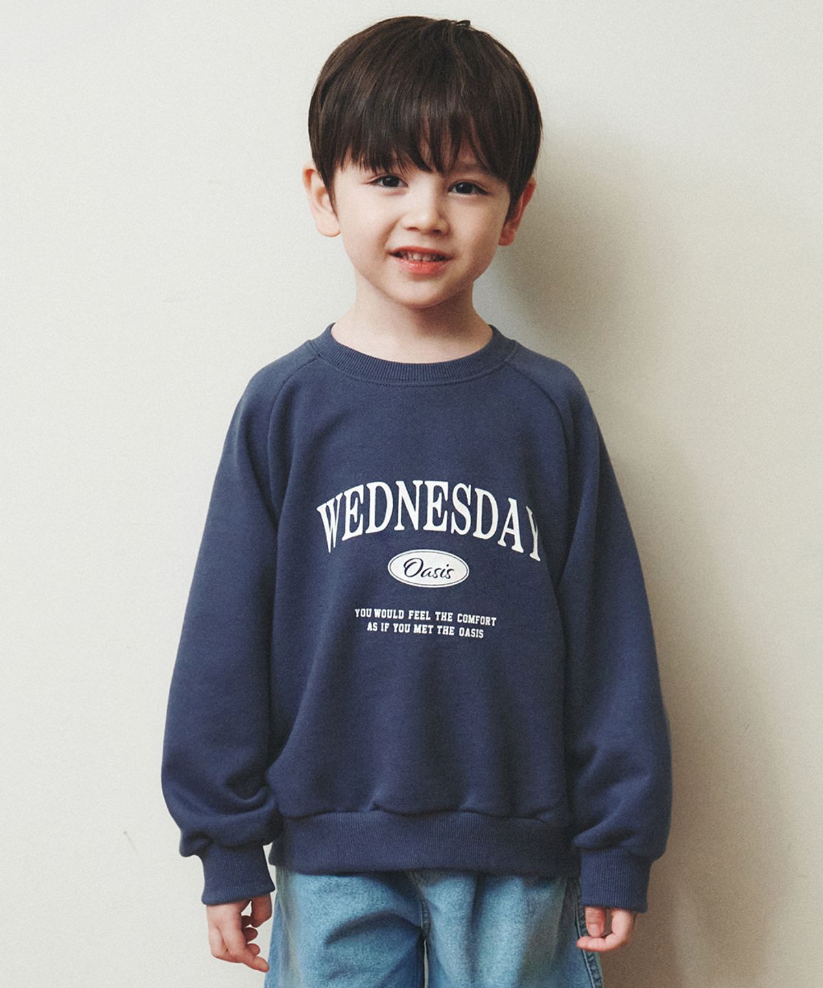 웬즈데이오아시스 키즈(WEDNESDAYOASIS KIDS) [Kids]시그니처 레글런 맨투맨_DEEP BLUE(W26TP19)