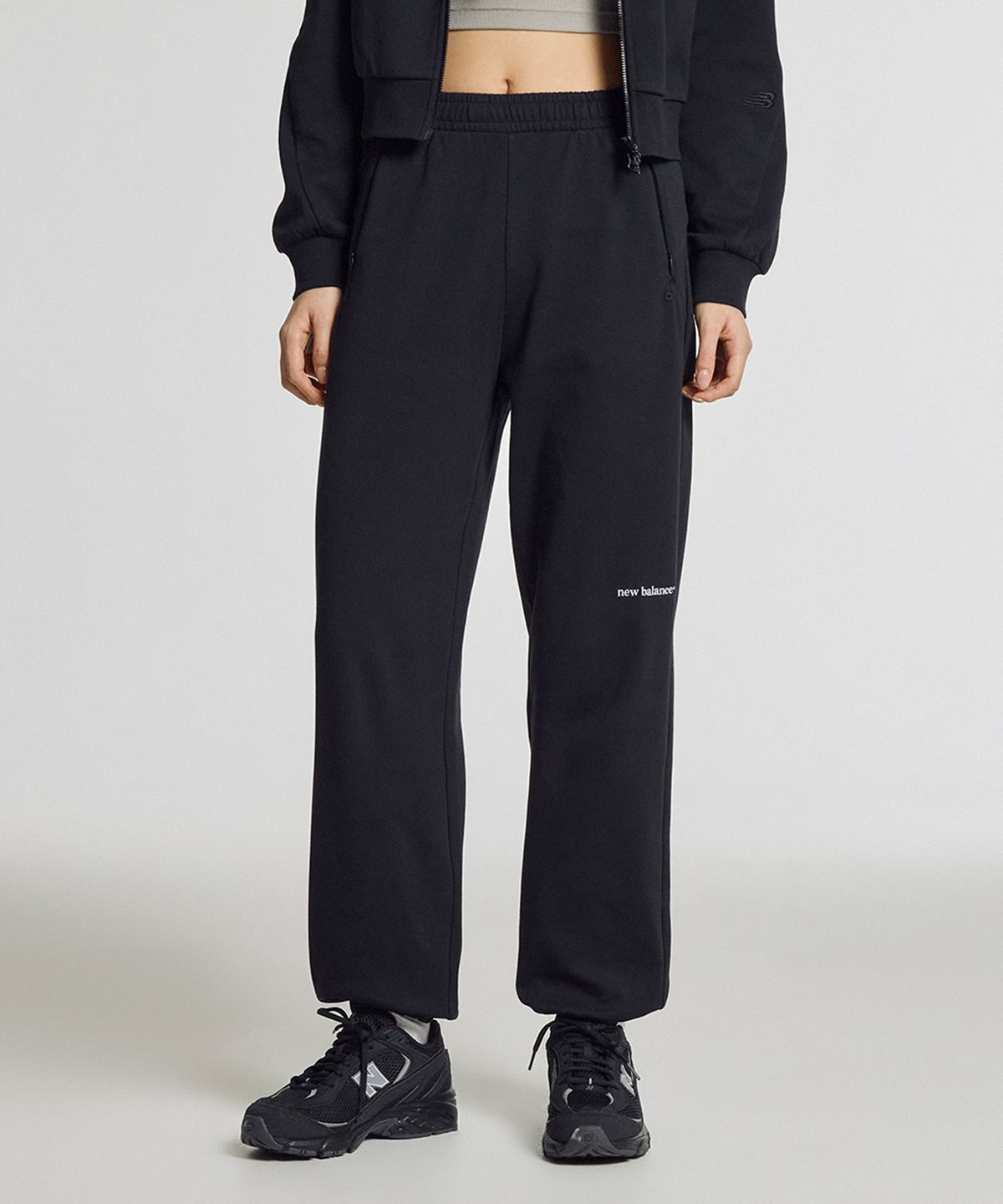 뉴발란스(NEW BALANCE) NBMLG2W412 / WOMEN 썸머 경량 이중직 조거팬츠 (BLACK)