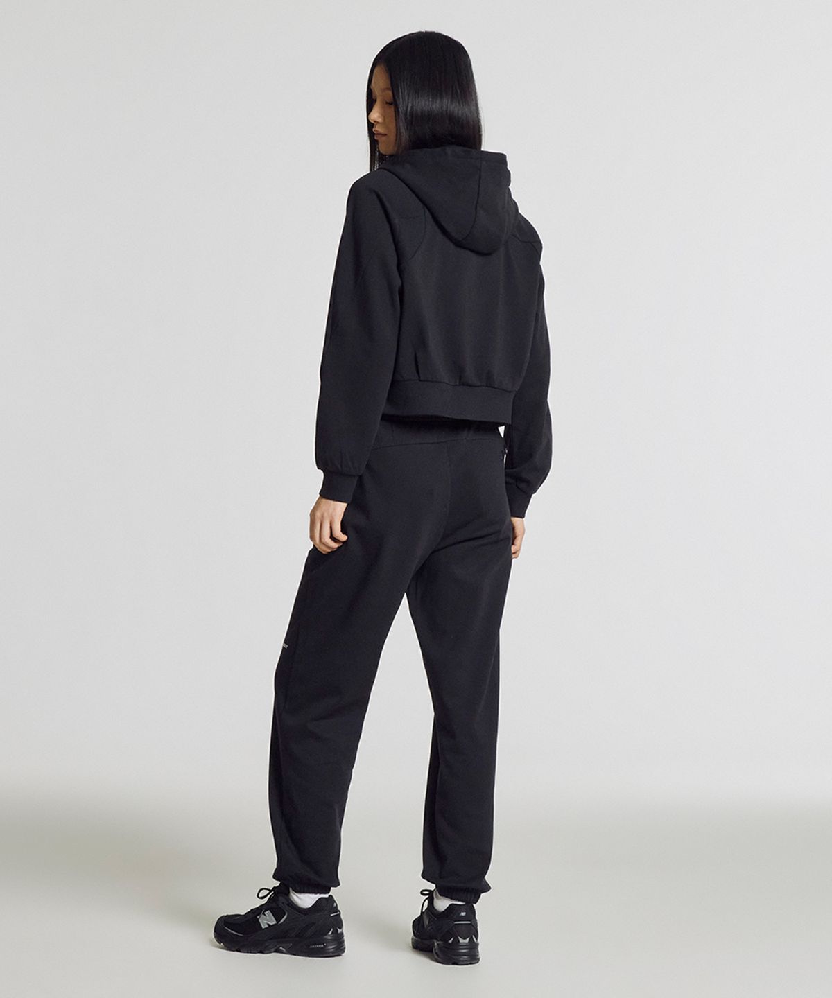 뉴발란스(NEW BALANCE) NBMLG2W412 / WOMEN 썸머 경량 이중직 조거팬츠 (BLACK)