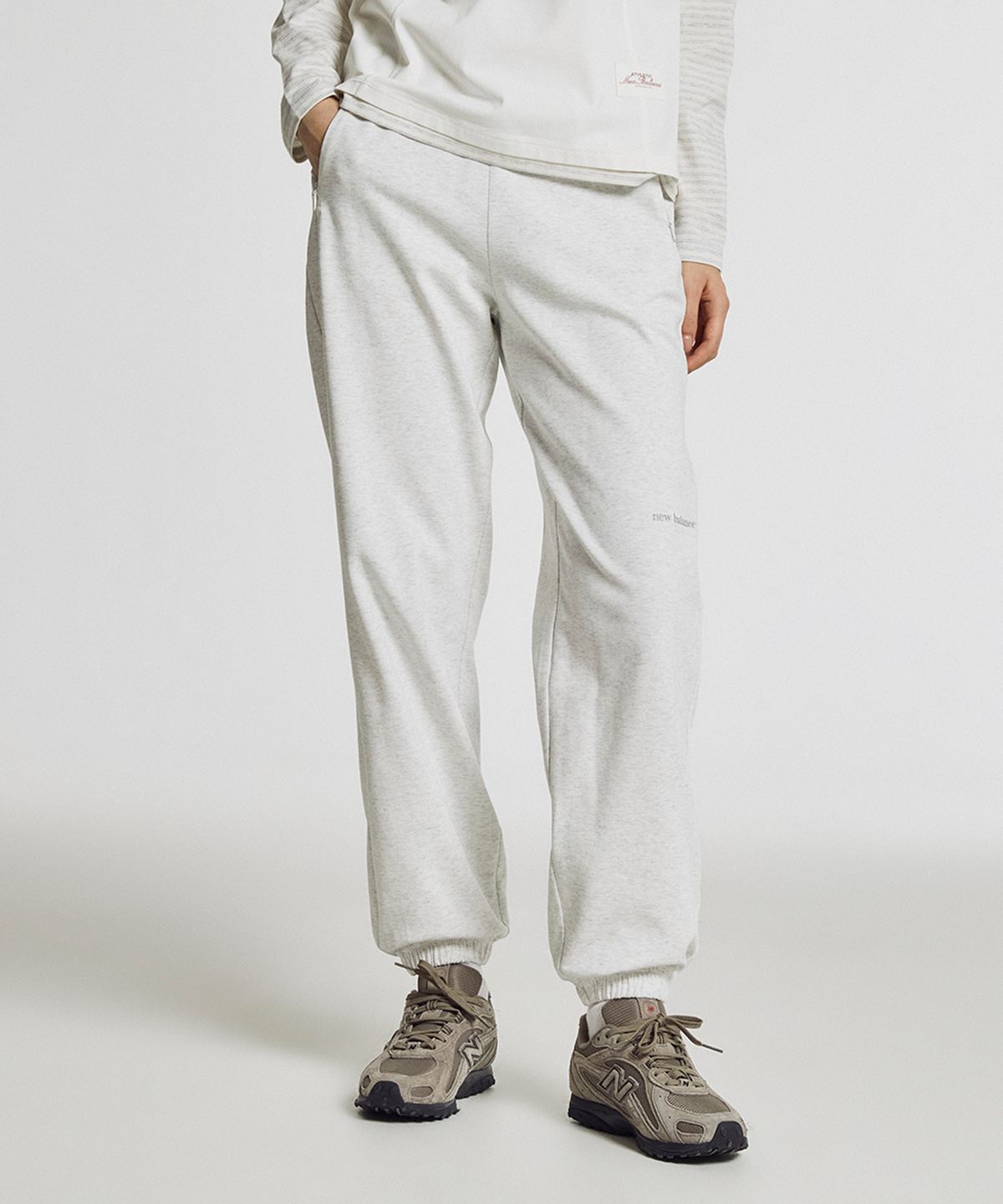 뉴발란스(NEW BALANCE) NBMLG2W412 / WOMEN 썸머 경량 이중직 조거팬츠 (LIGHT GRAY)