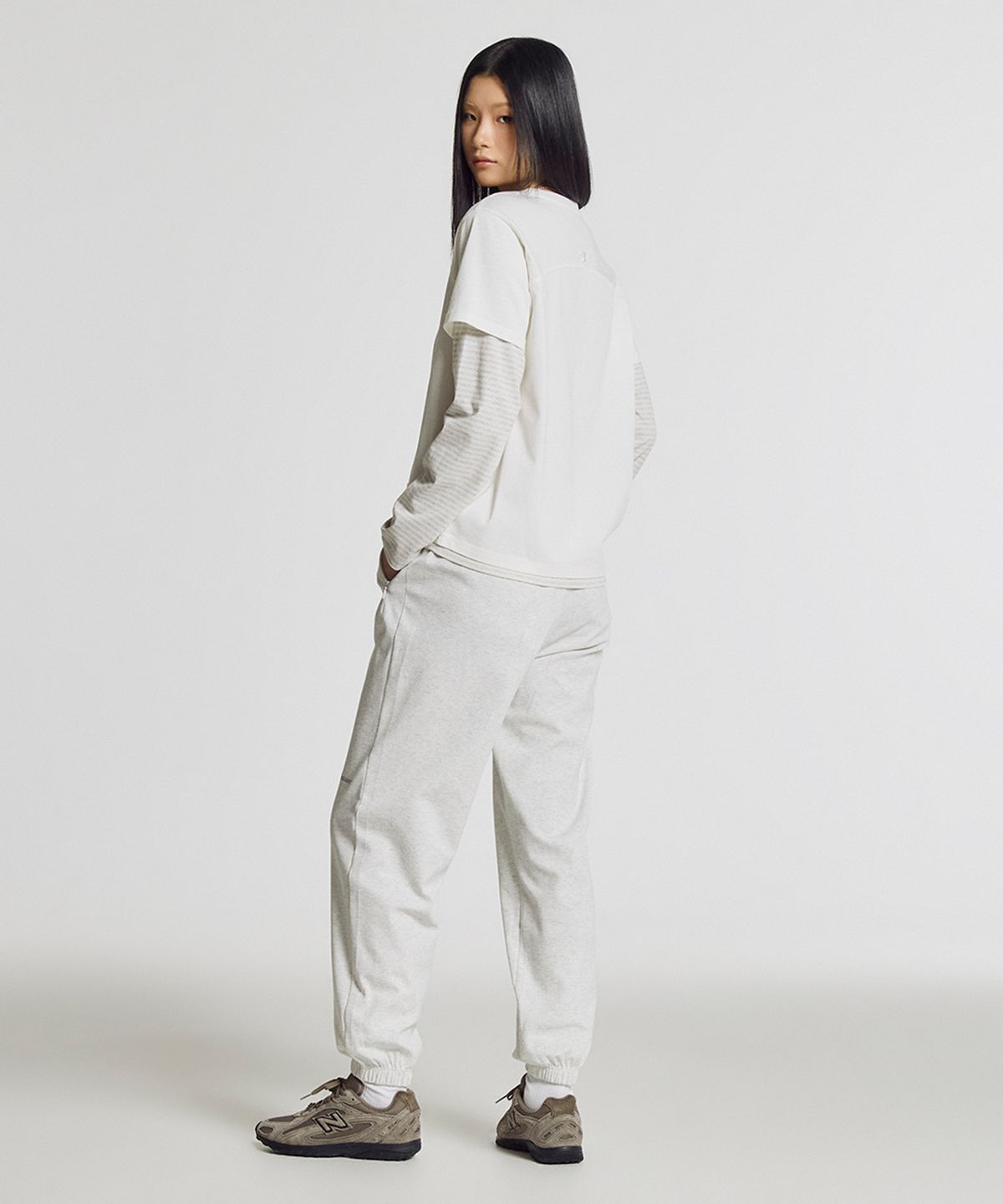 뉴발란스(NEW BALANCE) NBMLG2W412 / WOMEN 썸머 경량 이중직 조거팬츠 (LIGHT GRAY)