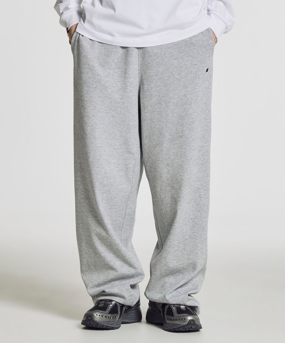 뉴발란스(NEW BALANCE) NBMLG21413/ UNI 에센셜 썸머 경량 와이드 팬츠 (GRAY)