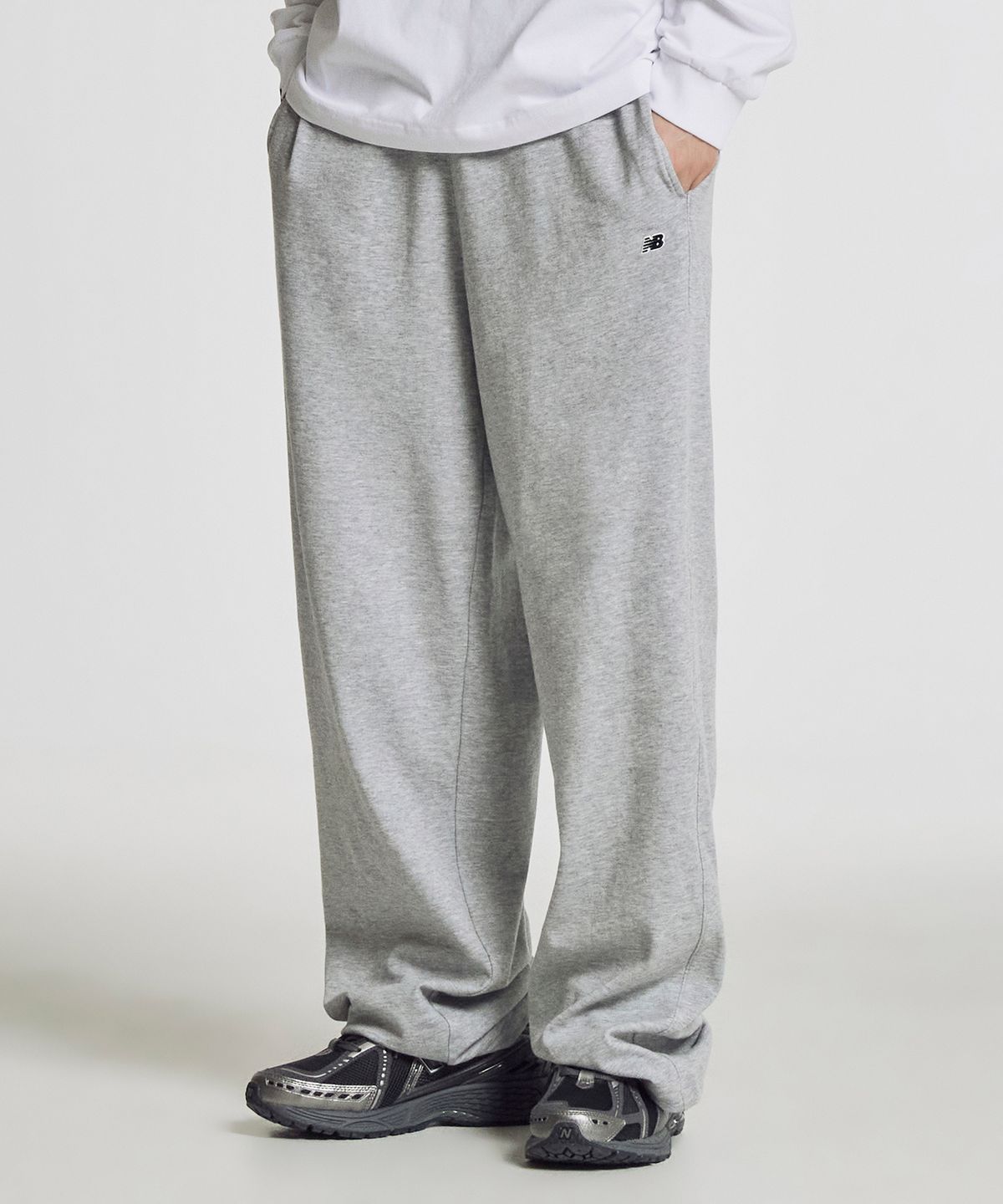 뉴발란스(NEW BALANCE) NBMLG21413/ UNI 에센셜 썸머 경량 와이드 팬츠 (GRAY)