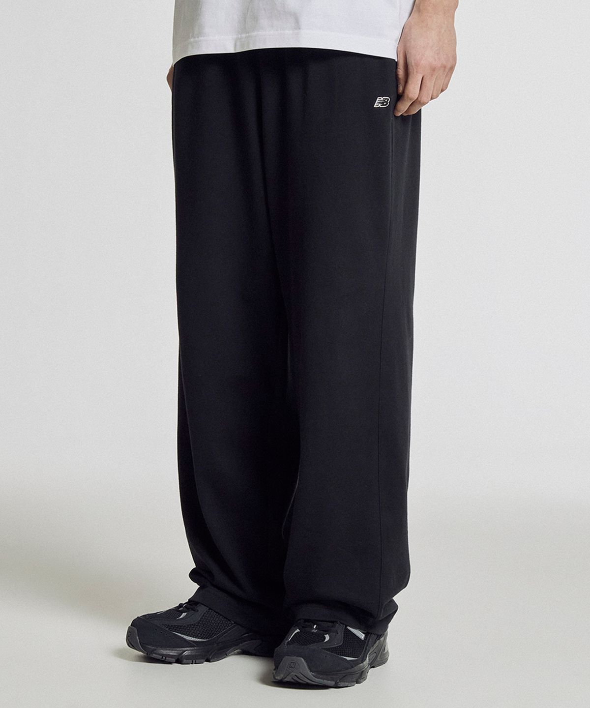 뉴발란스(NEW BALANCE) NBMLG21413/ UNI 에센셜 썸머 경량 와이드 팬츠 (BLACK)