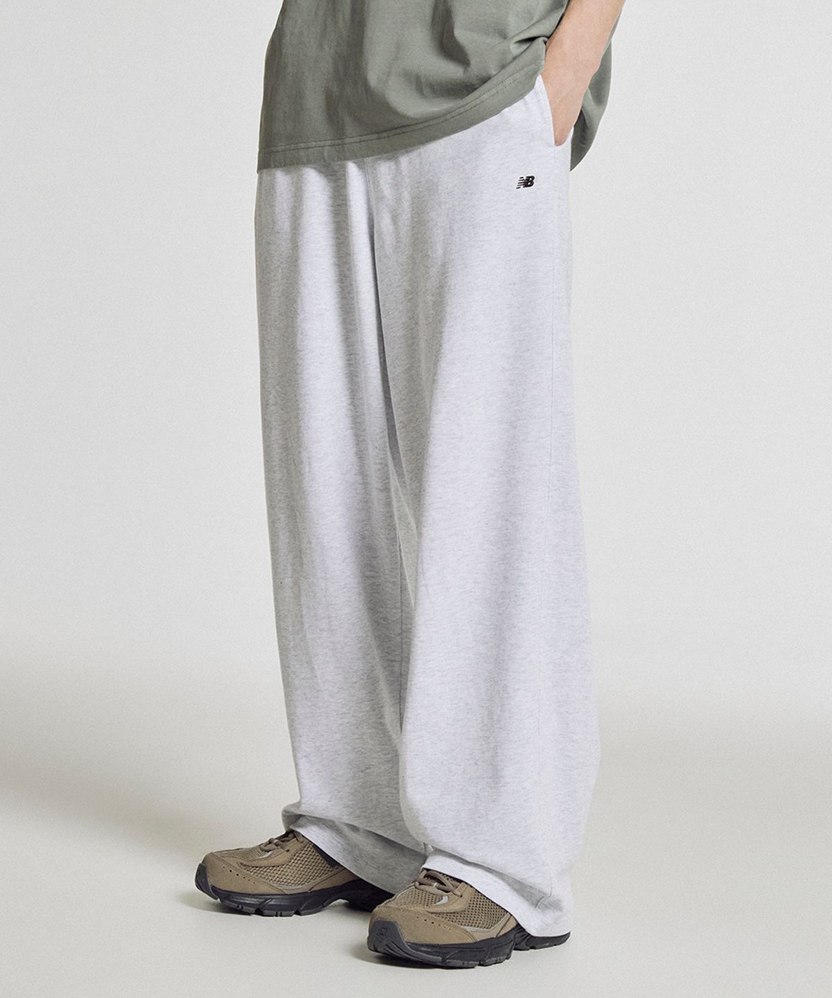 뉴발란스(NEW BALANCE) NBMLG21413/ UNI 에센셜 썸머 경량 와이드 팬츠 (LIGHT GRAY)