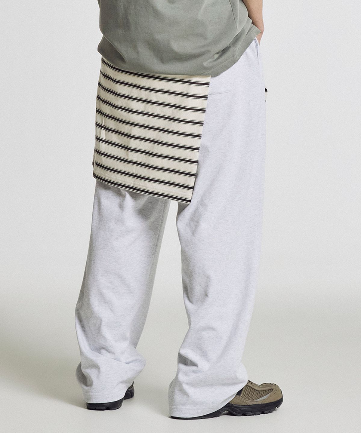 뉴발란스(NEW BALANCE) NBMLG21413/ UNI 에센셜 썸머 경량 와이드 팬츠 (LIGHT GRAY)