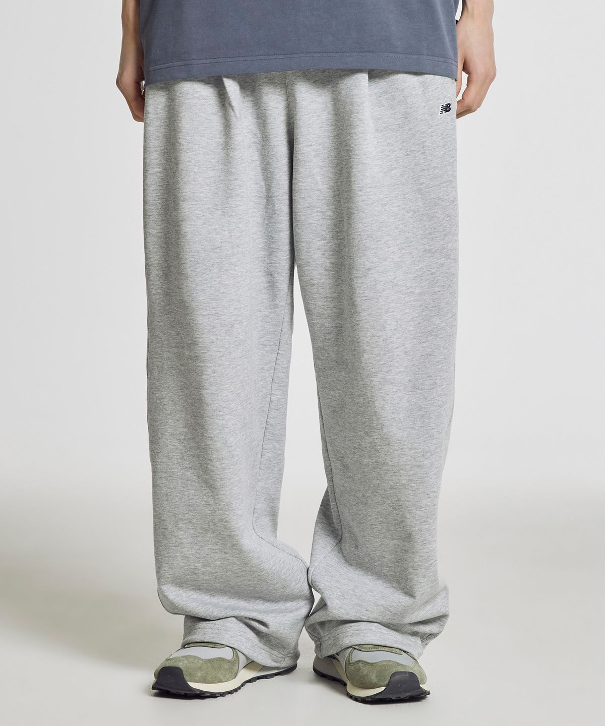 뉴발란스(NEW BALANCE) NBMLG21433 / UNI 에센셜 썸머 경량 원턱 와이드 팬츠 (GRAY)