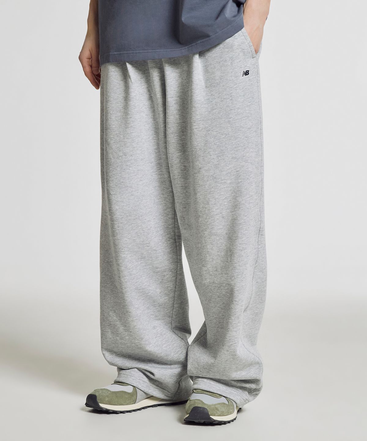 뉴발란스(NEW BALANCE) NBMLG21433 / UNI 에센셜 썸머 경량 원턱 와이드 팬츠 (GRAY)