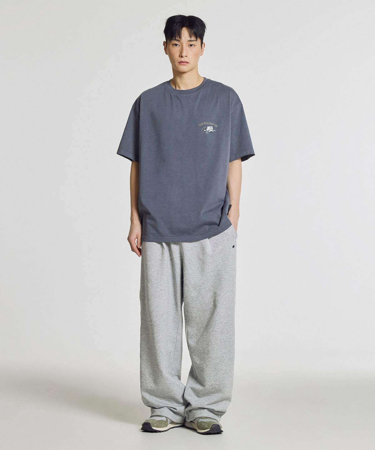 뉴발란스(NEW BALANCE) NBMLG21433 / UNI 에센셜 썸머 경량 원턱 와이드 팬츠 (GRAY)