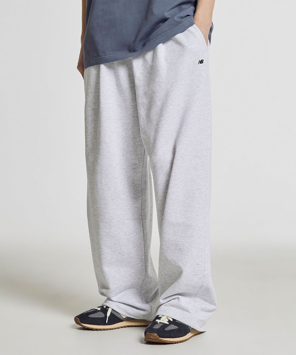 뉴발란스(NEW BALANCE) NBMLG21433 / UNI 에센셜 썸머 경량 원턱 와이드 팬츠 (LIGHT GRAY)