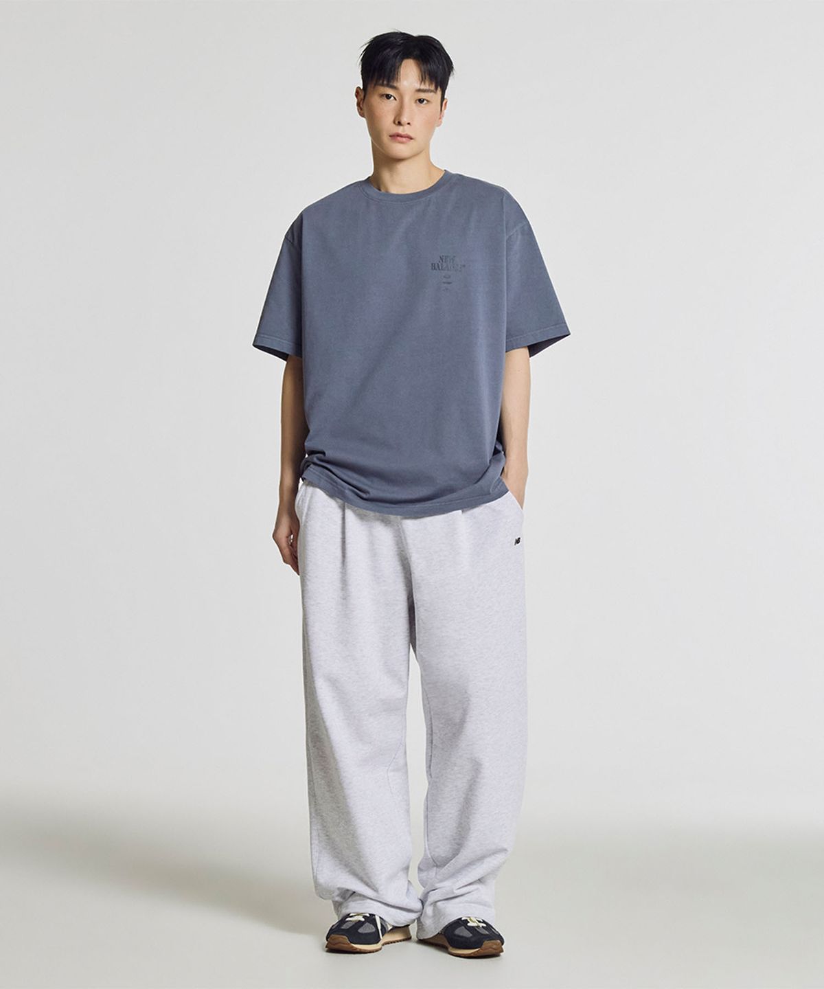 뉴발란스(NEW BALANCE) NBMLG21433 / UNI 에센셜 썸머 경량 원턱 와이드 팬츠 (LIGHT GRAY)