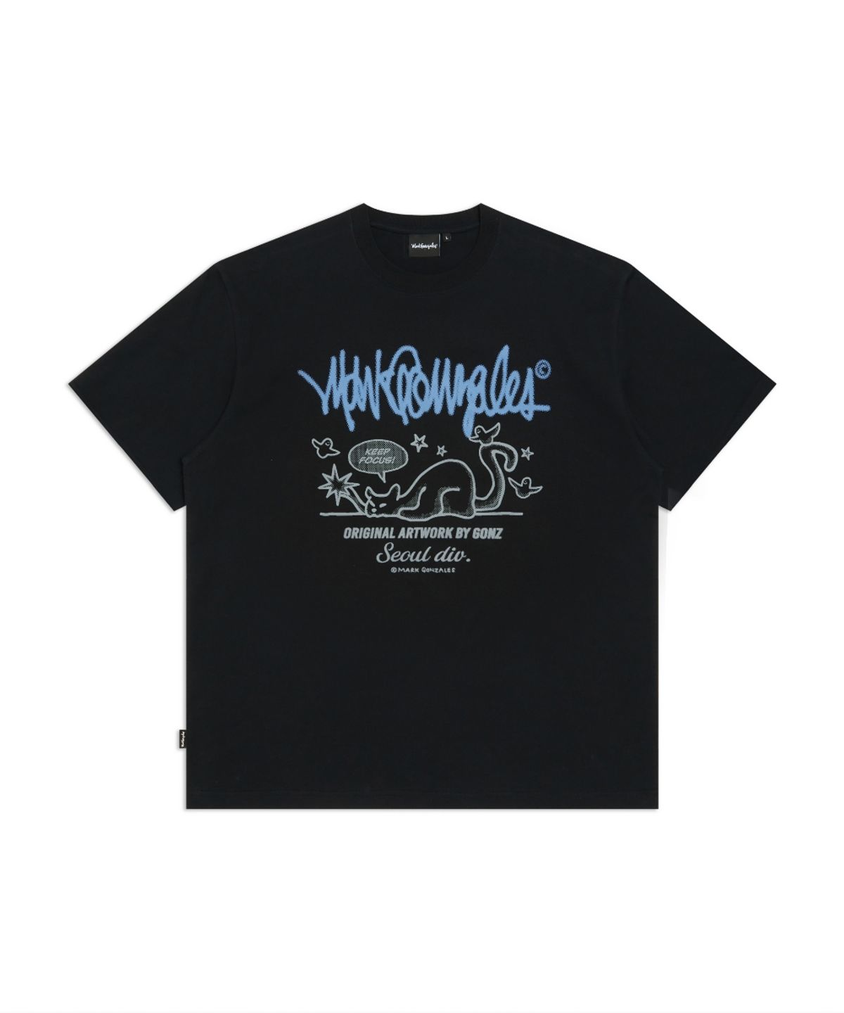 마크곤잘레스(MARK GONZALES) 네코 넥스트 사인 로고 반팔 티셔츠 - BLACK