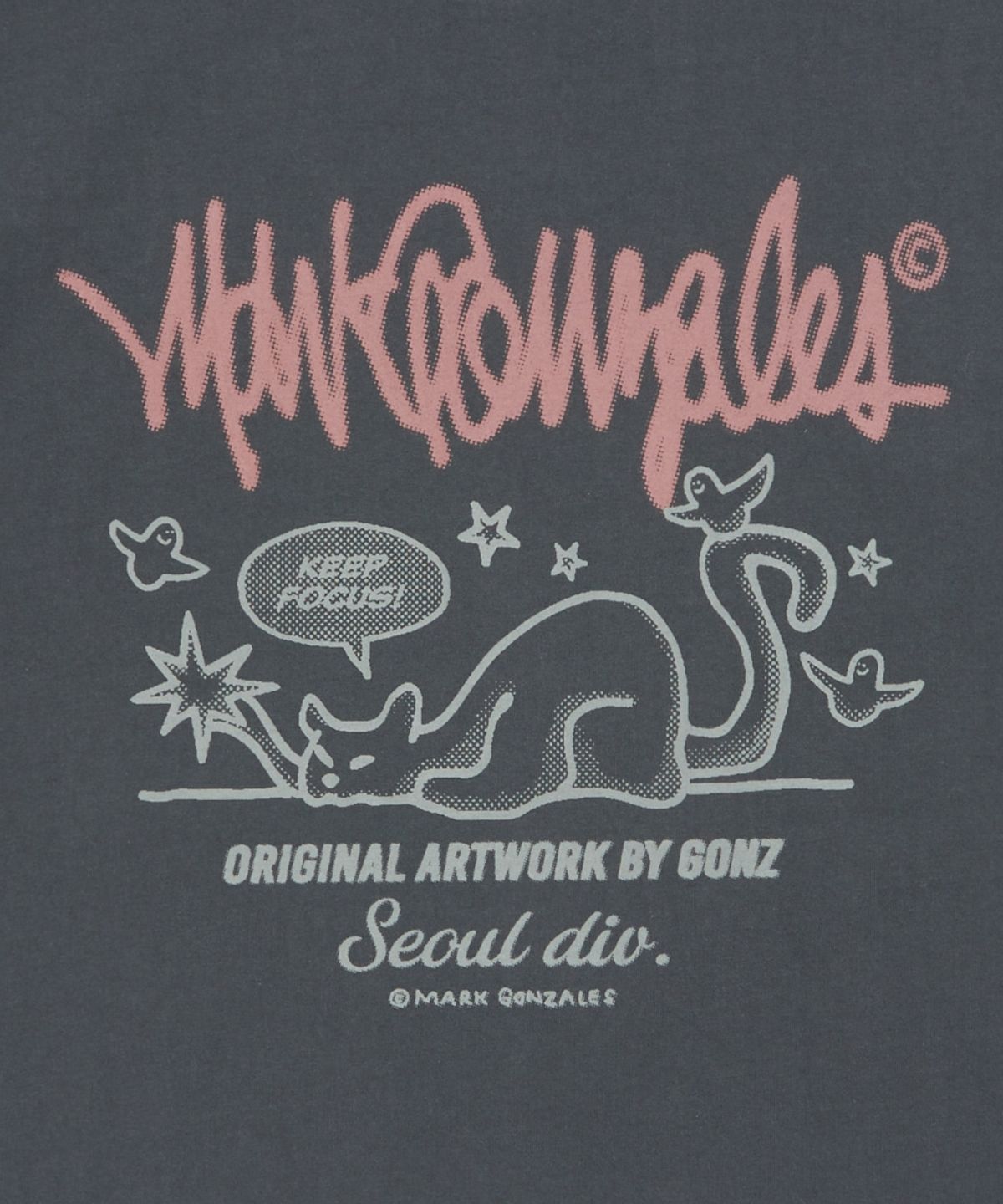 마크곤잘레스(MARK GONZALES) 네코 넥스트 사인 로고 반팔 티셔츠 - CHARCOAL