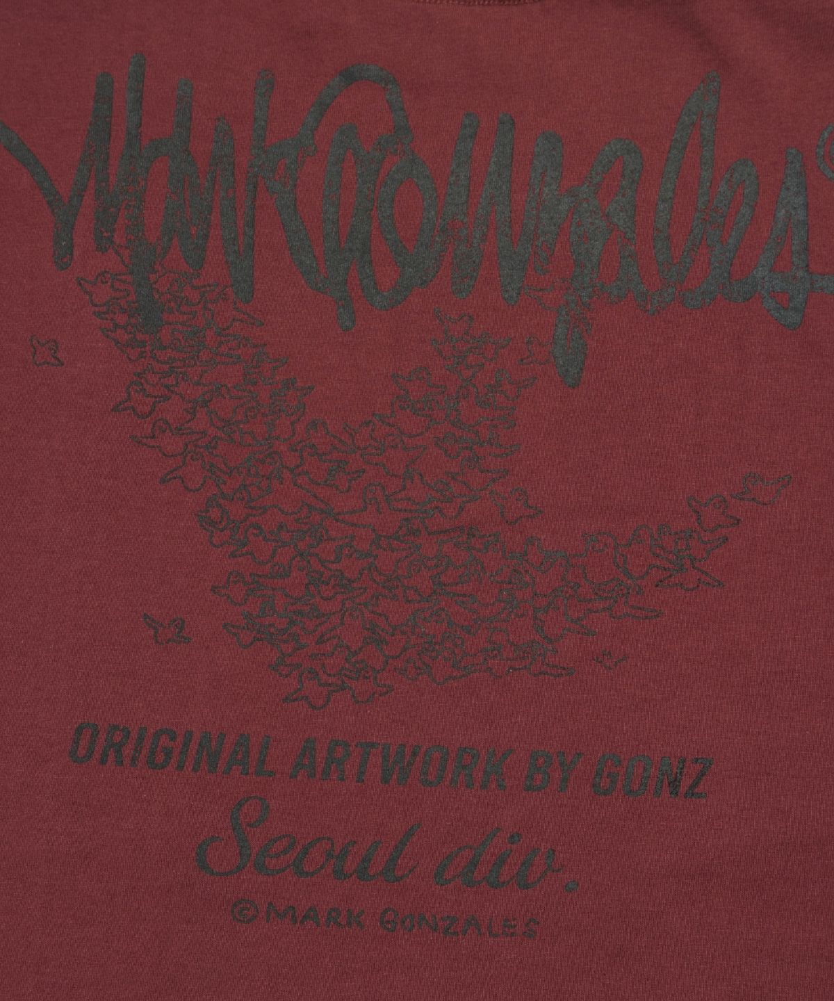 마크곤잘레스(MARK GONZALES) 엔젤 넥스트 사인 로고 반팔 티셔츠 - BURGUNDY