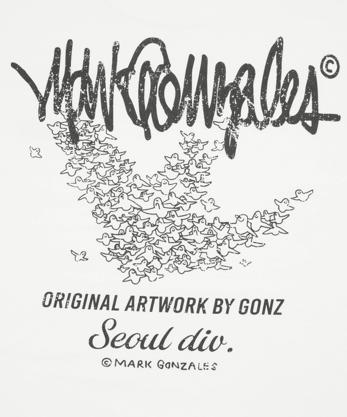 마크곤잘레스(MARK GONZALES) 엔젤 넥스트 사인 로고 반팔 티셔츠 - WHITE