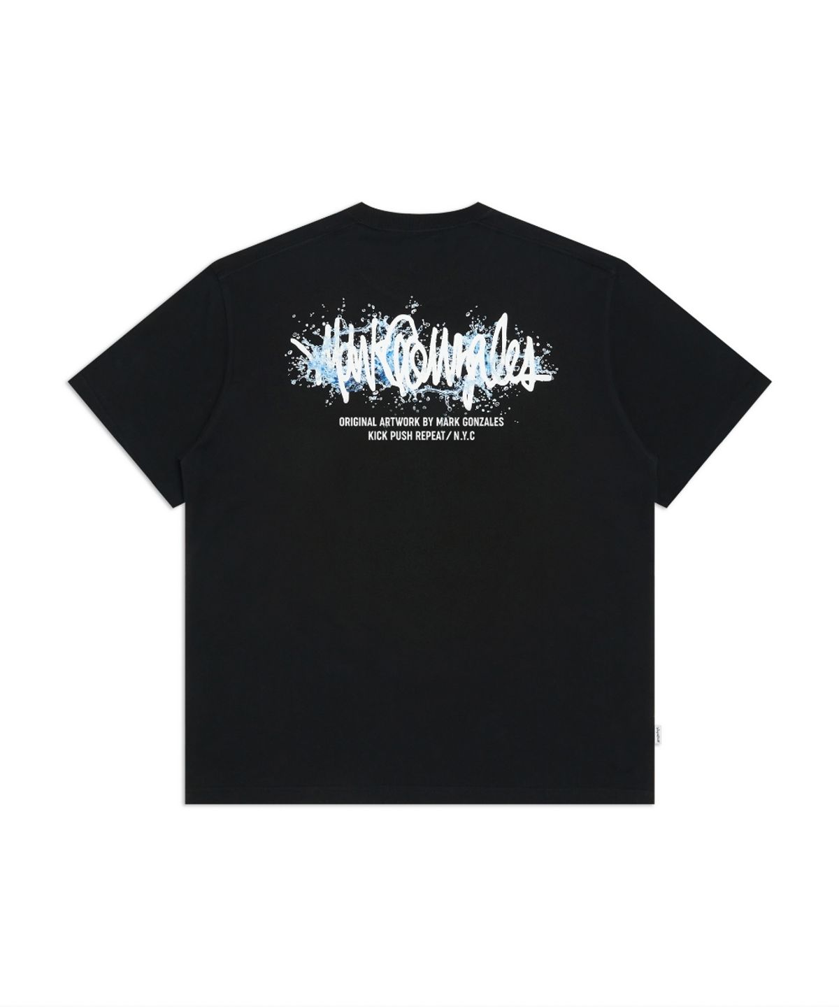 마크곤잘레스(MARK GONZALES) 워터 넥스트 사인 로고 반팔 티셔츠 - BLACK