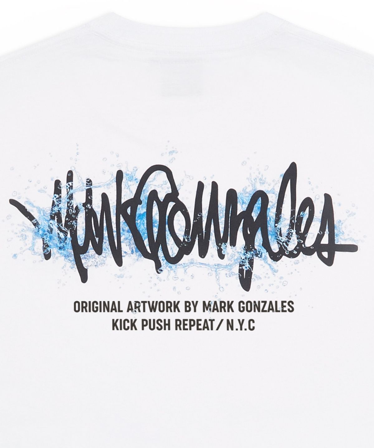 마크곤잘레스(MARK GONZALES) 워터 넥스트 사인 로고 반팔 티셔츠 - WHITE