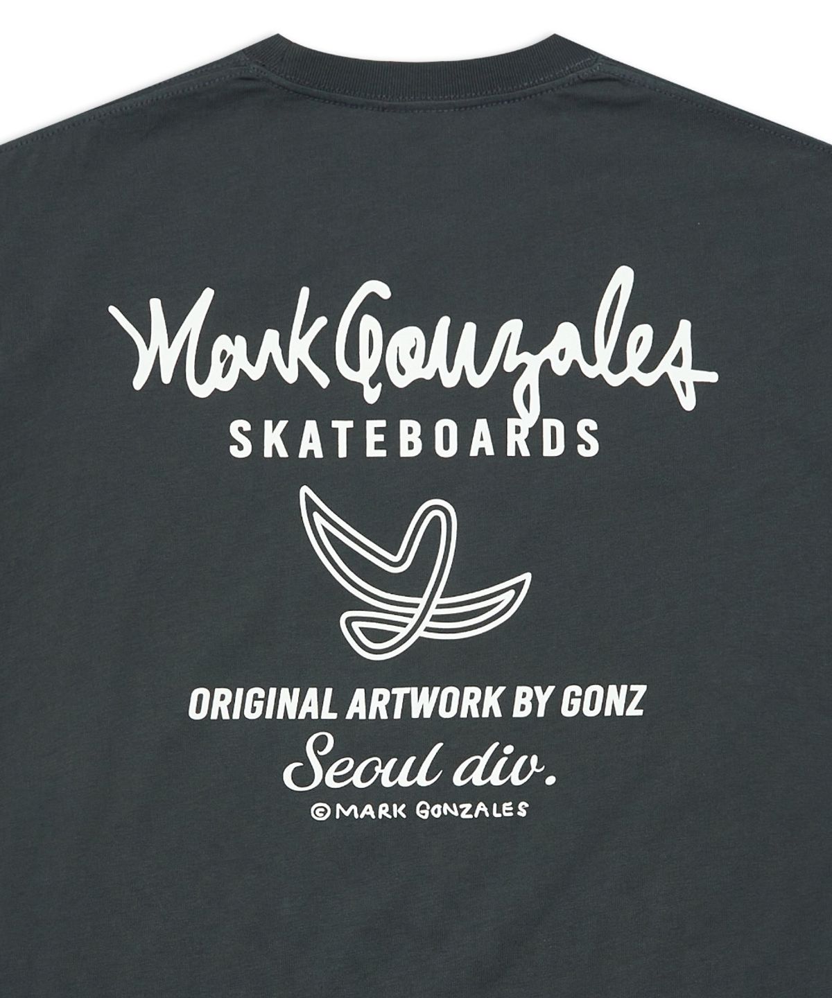 마크곤잘레스(MARK GONZALES) 뉴 엔젤로고 타이포 반팔 티셔츠 - CHARCOAL