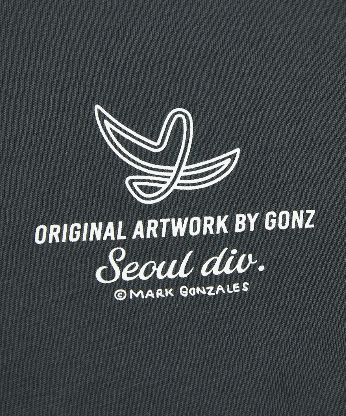 마크곤잘레스(MARK GONZALES) 뉴 엔젤로고 타이포 반팔 티셔츠 - CHARCOAL